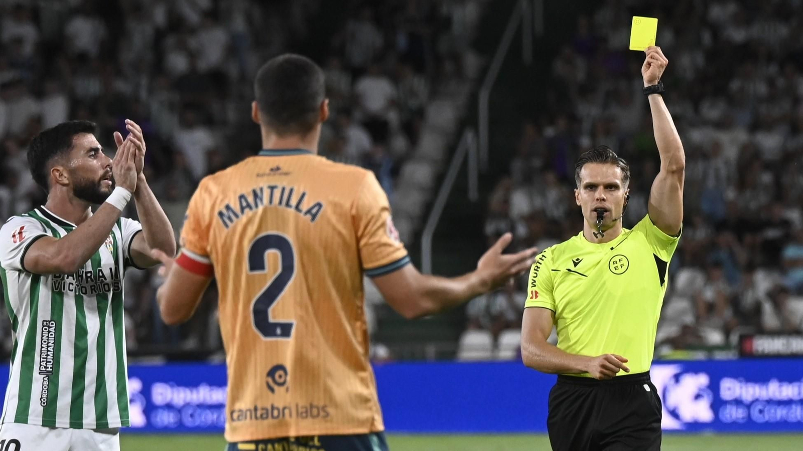 Carlos Muñiz Muñoz amonesta a Mantilla en el Córdoba CF - Racing de Santander de esta temporada.