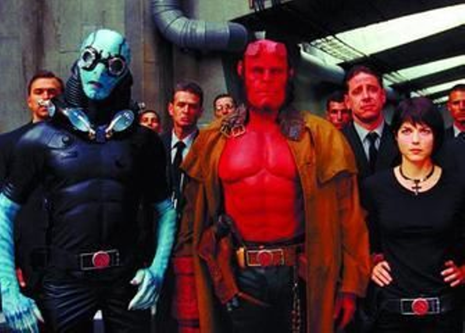 De izquierda a derecha, el acuático Abe Sapien, Hellboy y su incendiaria novia Liz.