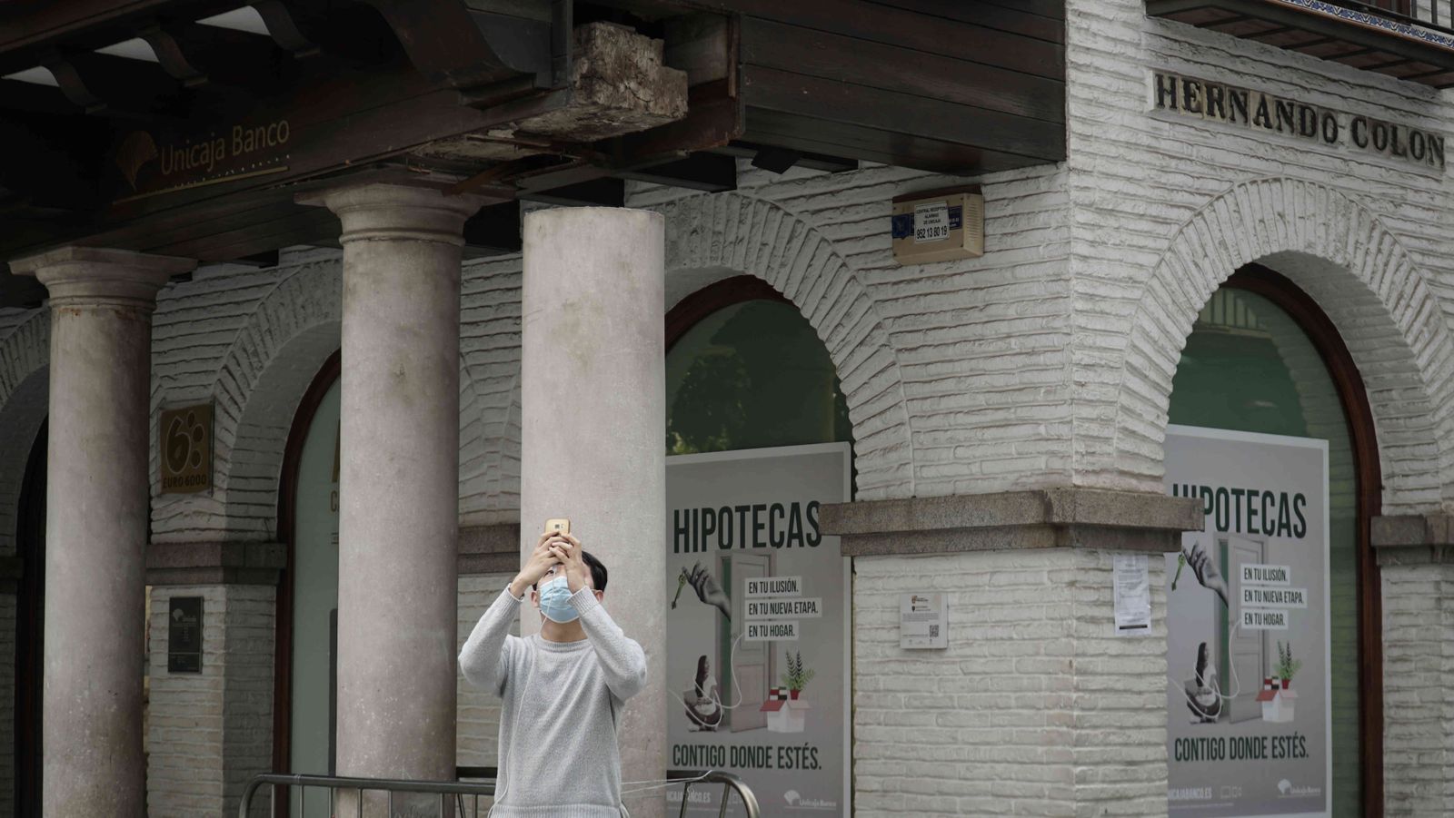Un turista realiza una foto a la columna dañada.