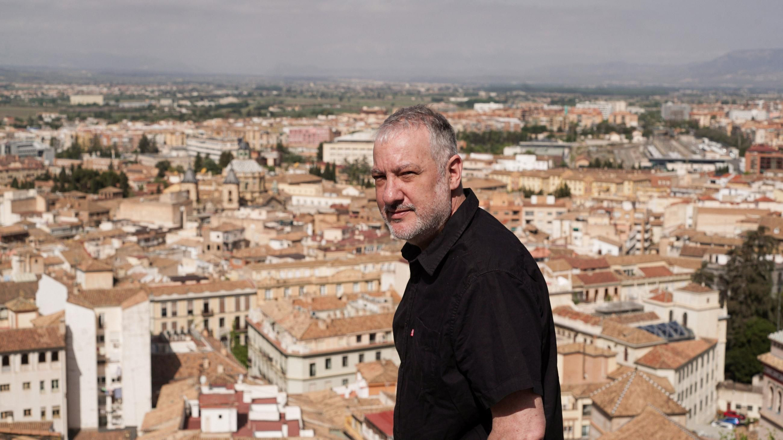 Spencer Tunick durante su visita a Granada para explorar los espacios de su próxima instalación.