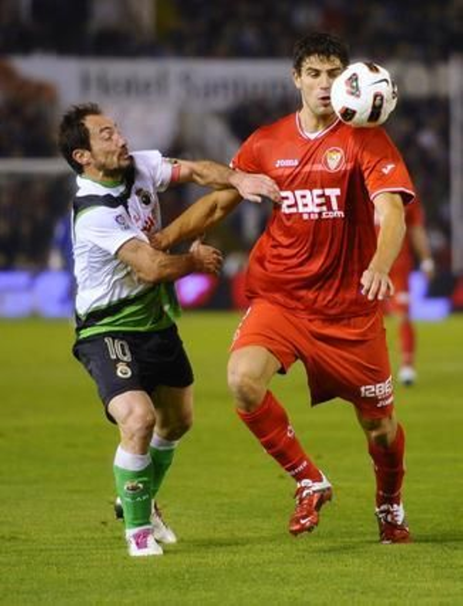 El Sevilla pierde un punto en el descuento frente al Racing (3-2). / Reuters