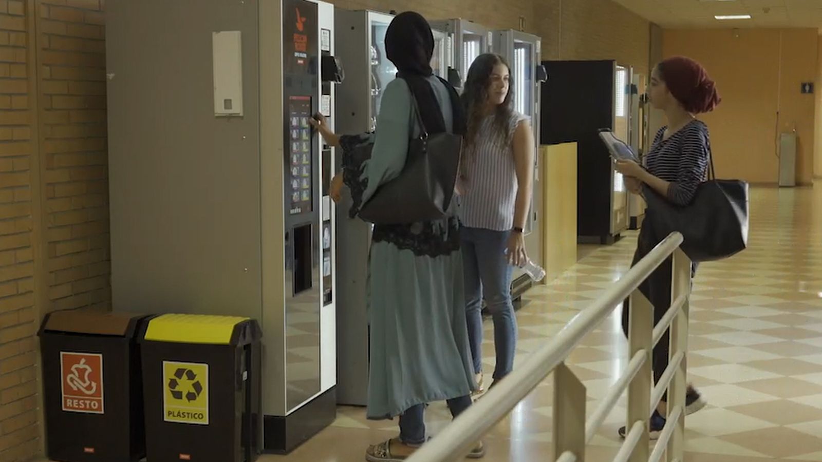 Papeleras de reciclado, dispuesta por todo el campus universitario.