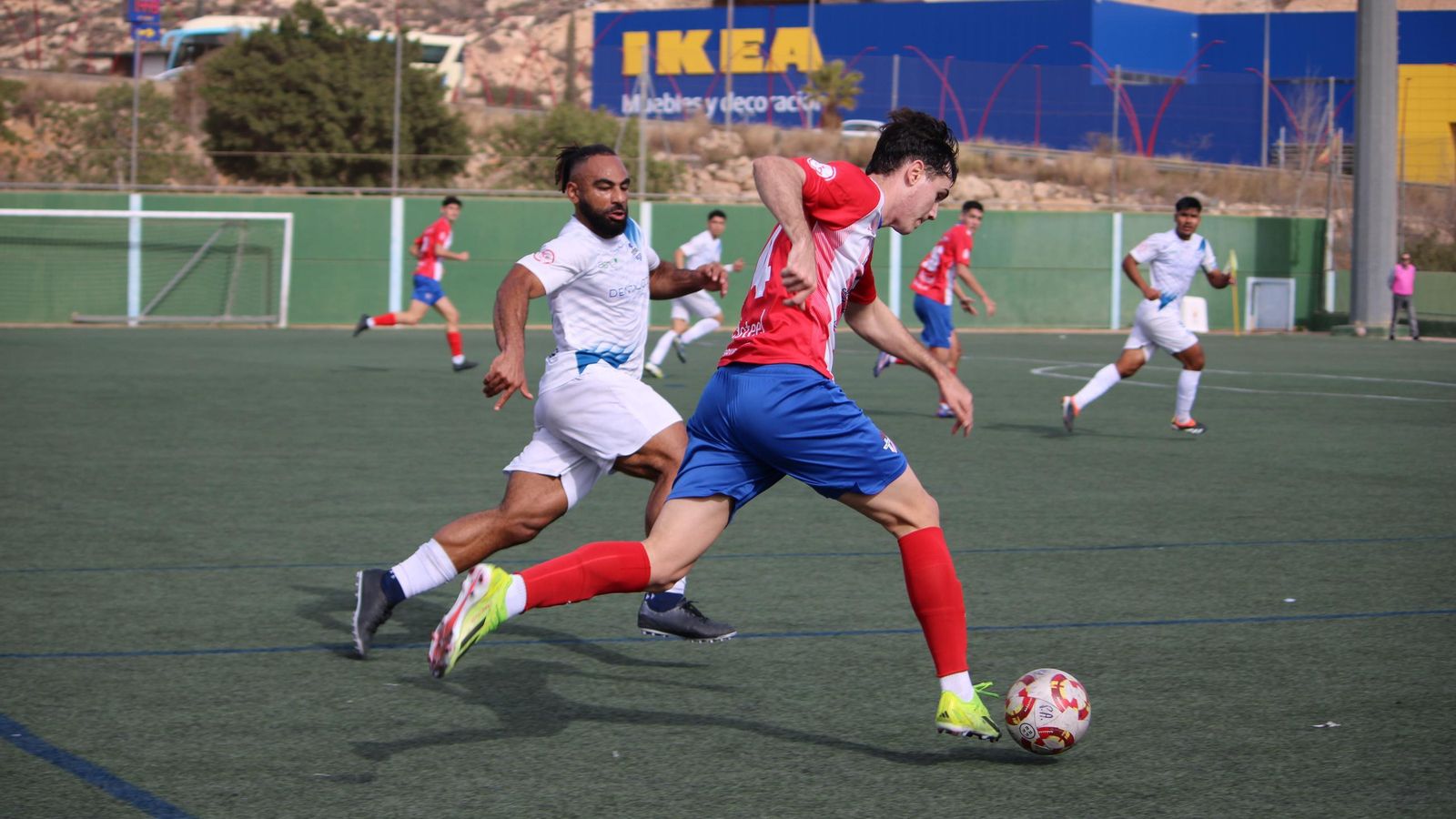 El rojiblanco Abarca intenta irse en carrera de un rival durante un encuentro de esta segunda vuelta del Poli Almería.