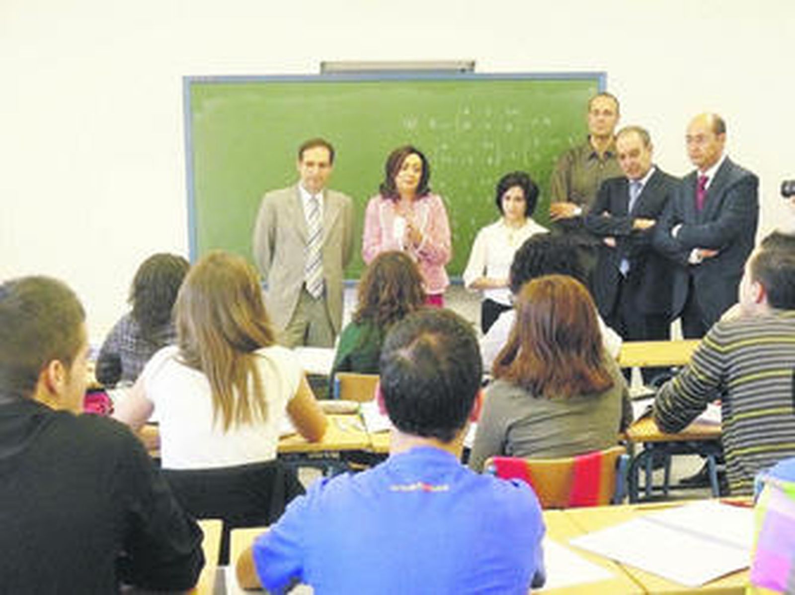 La consejera charló con los alumnos del IES' Rosa Navarro', en su visita al centro.