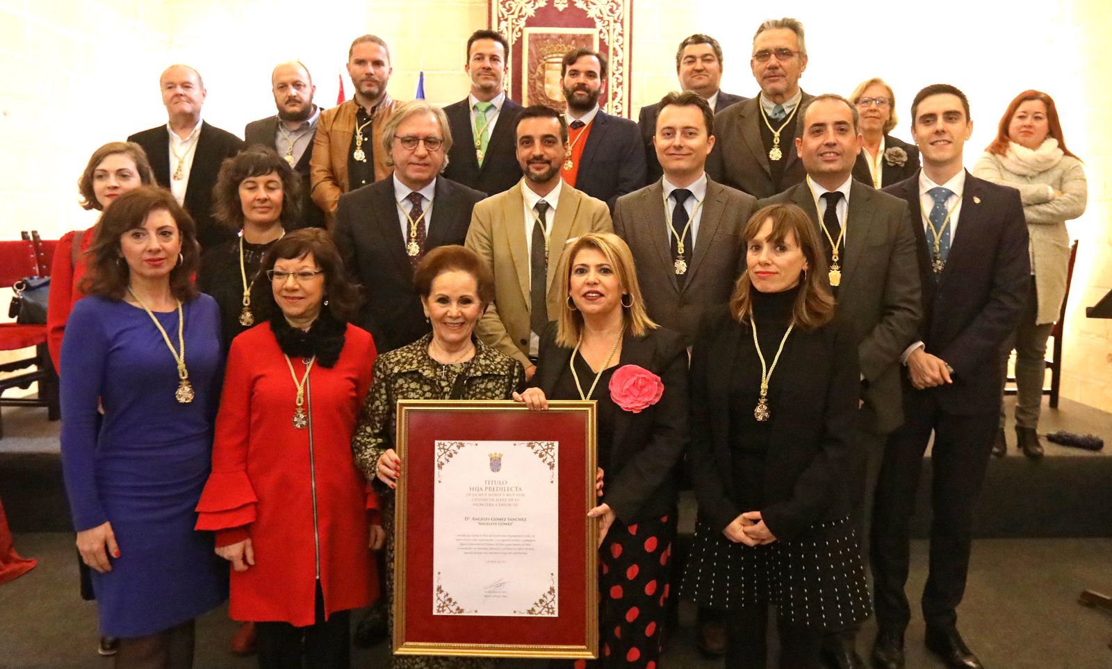 Angelita Gómez posa ayer con el título de Hija Predilecta de Jerez junto a los miembros de la Corporación jerezana tras el pleno extraordinario y solemne de su proclamación celebrado en Los Claustros.
