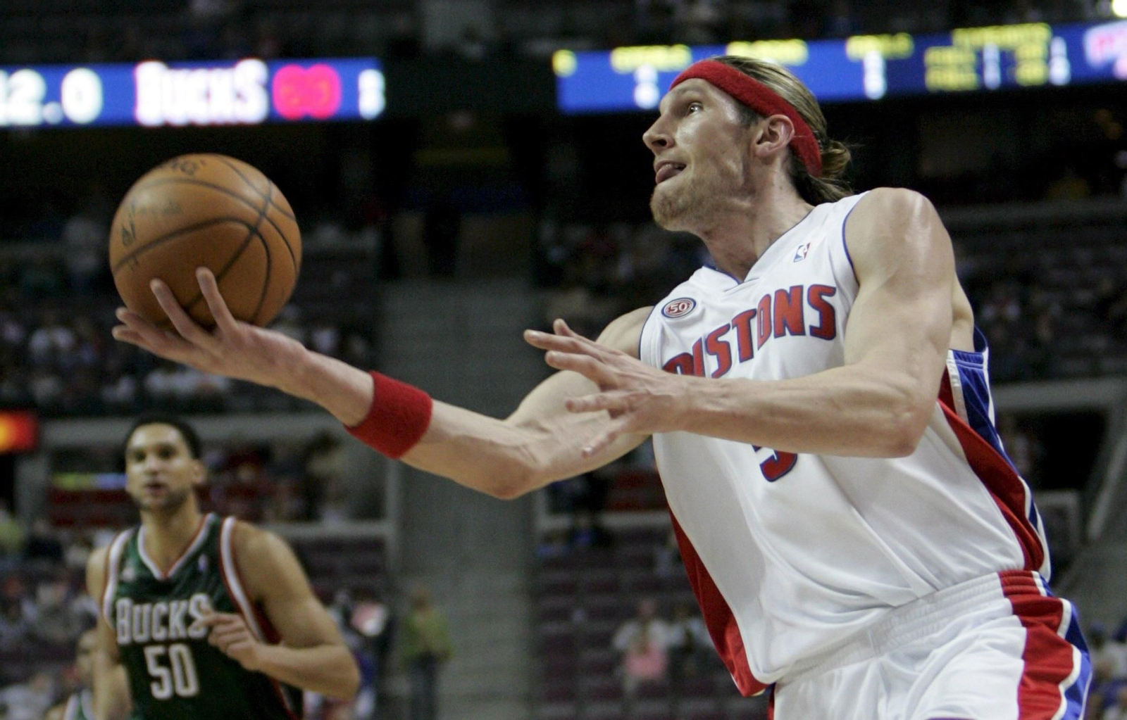 Walter Hermann, durante un partido de la NBA con los Detroit Pistons.