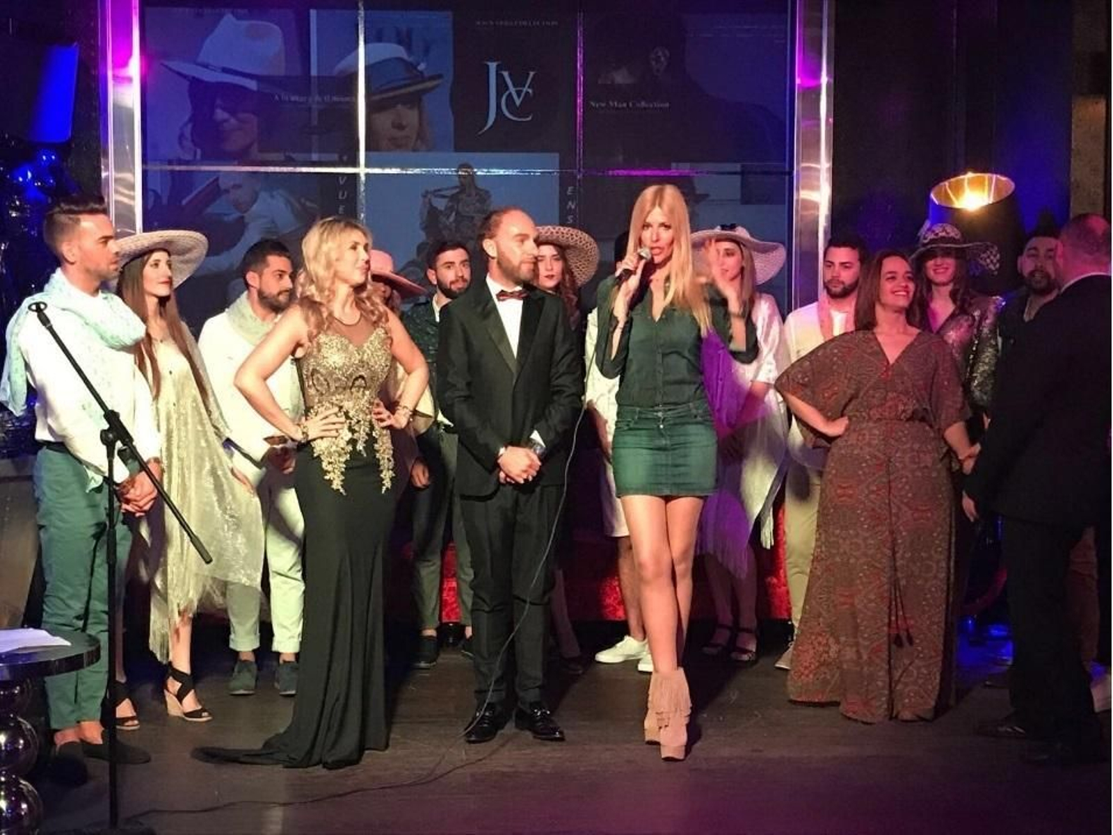 Jesús Vera junto a Malena Gracia y Maribel Sanz.