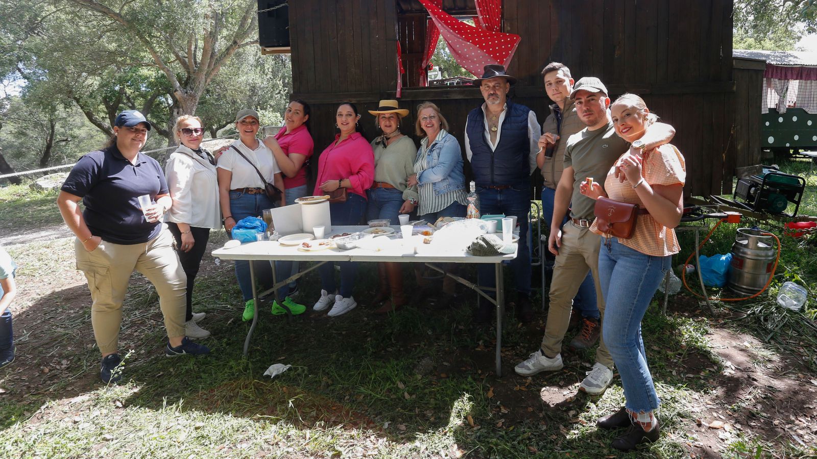 Búscate en las fotos del domingo en la romería de Los Barrios