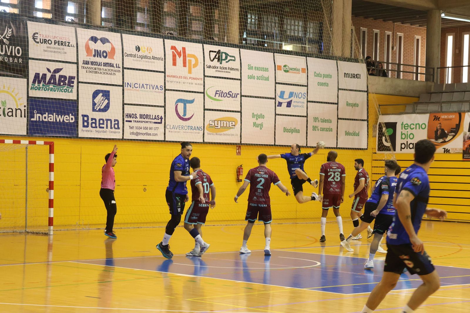 Un jugador del conjunto canterano-sureño realizando un tiro durante una acción del encuentro.