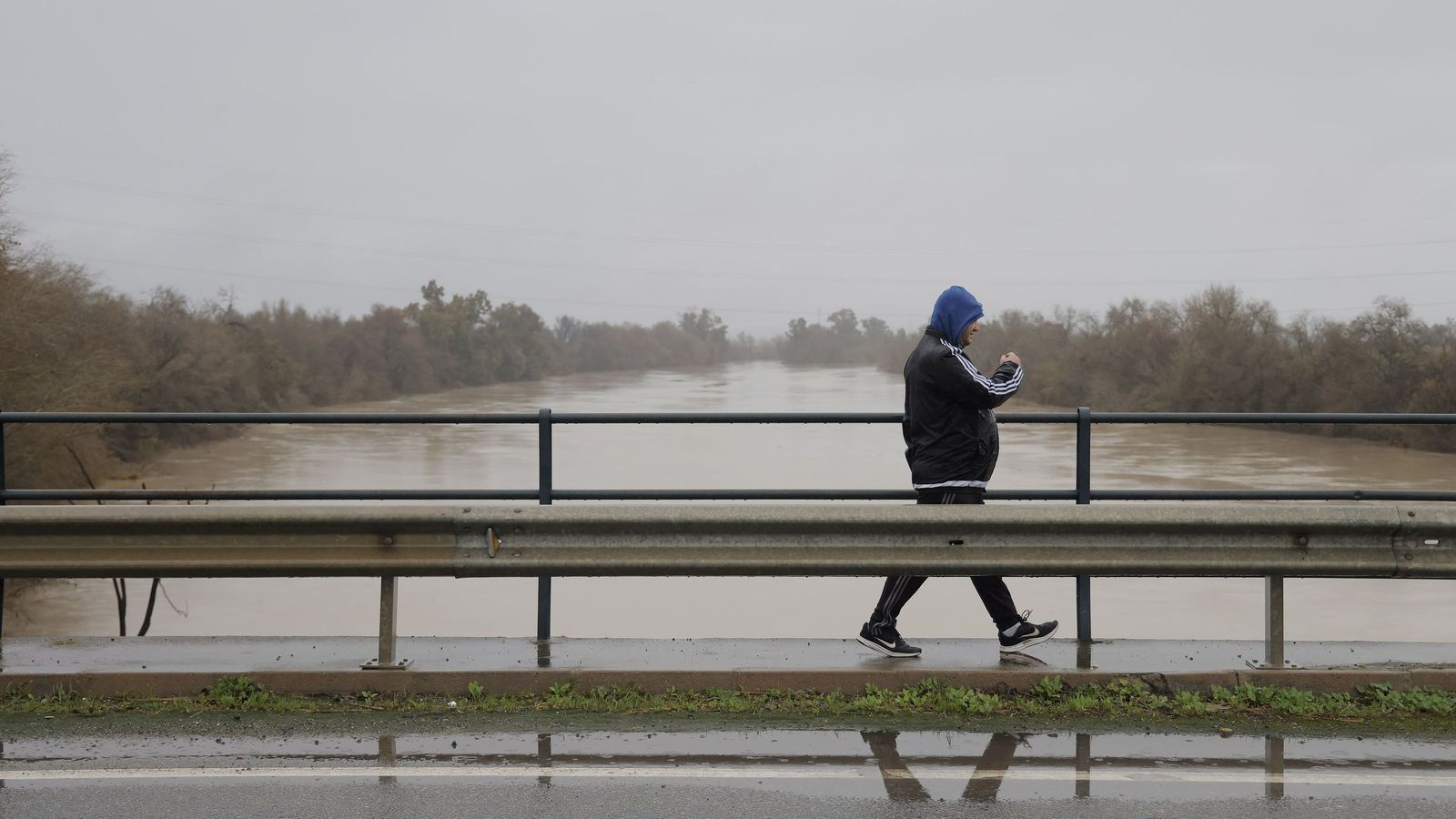 Un hombre cruza un puente en Villaverde.