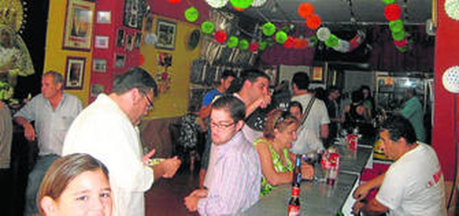 La Hermandad de la Macarena es de las más visitadas en los ocho días de feria por cofrades y vecinos del barrio de la Plaza de Toros.