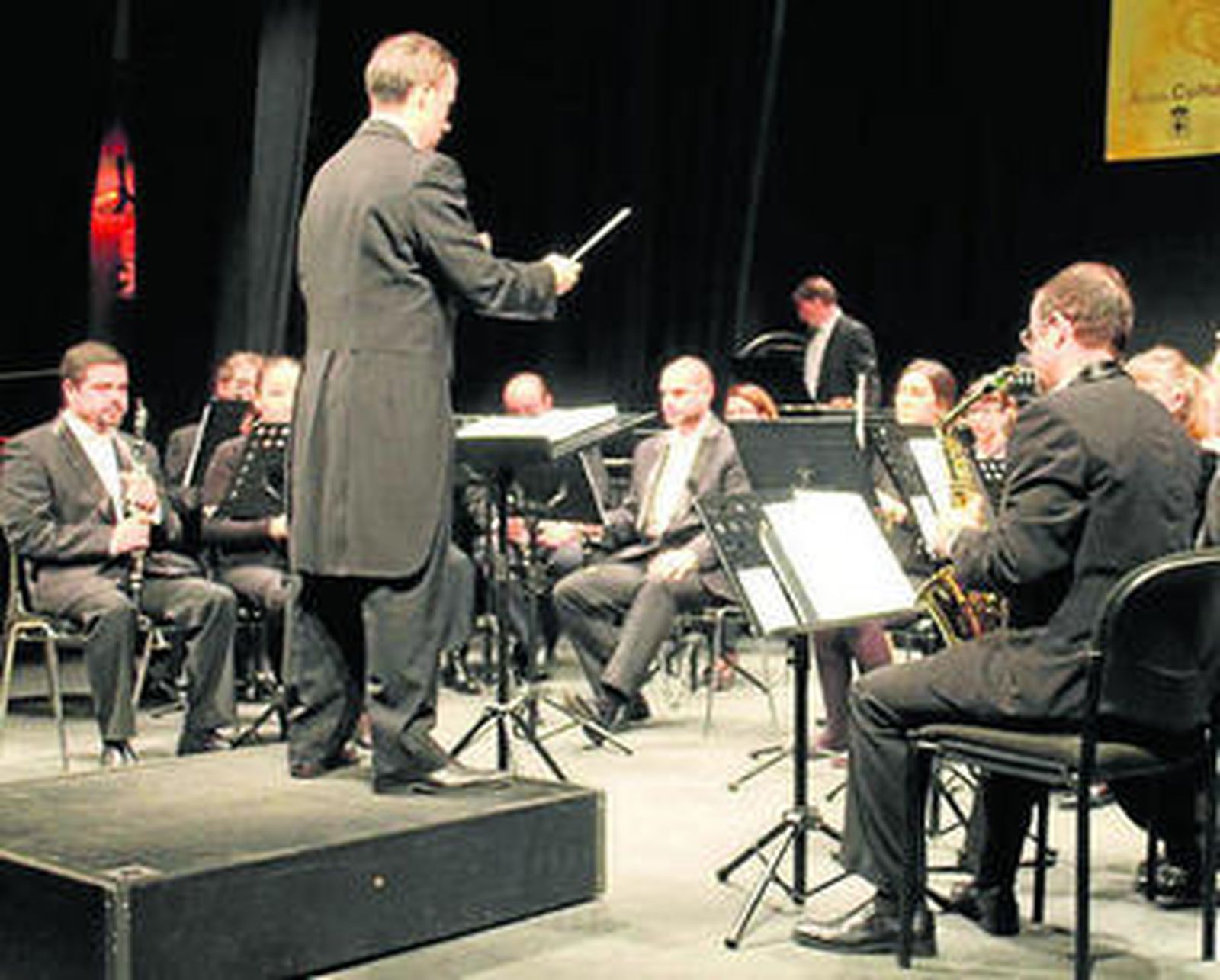 Juan José Navarro dirigiendo la Banda Municipal de Música.