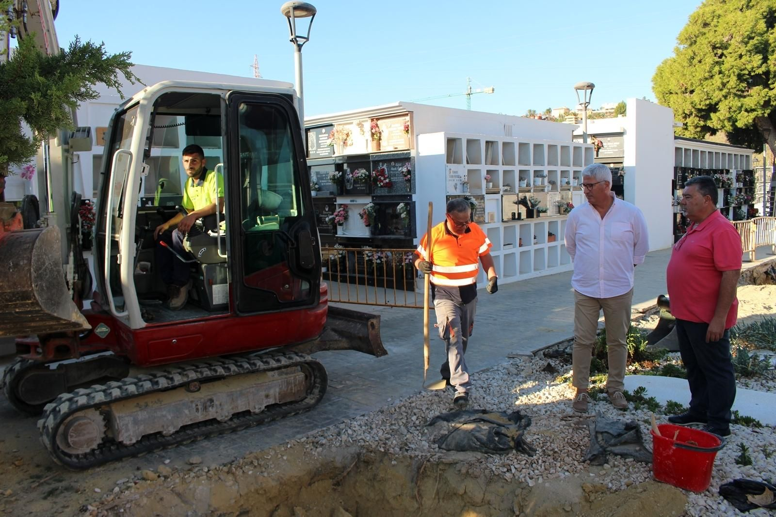 El alcalde visita la ampliación de las obras en el cementerio.