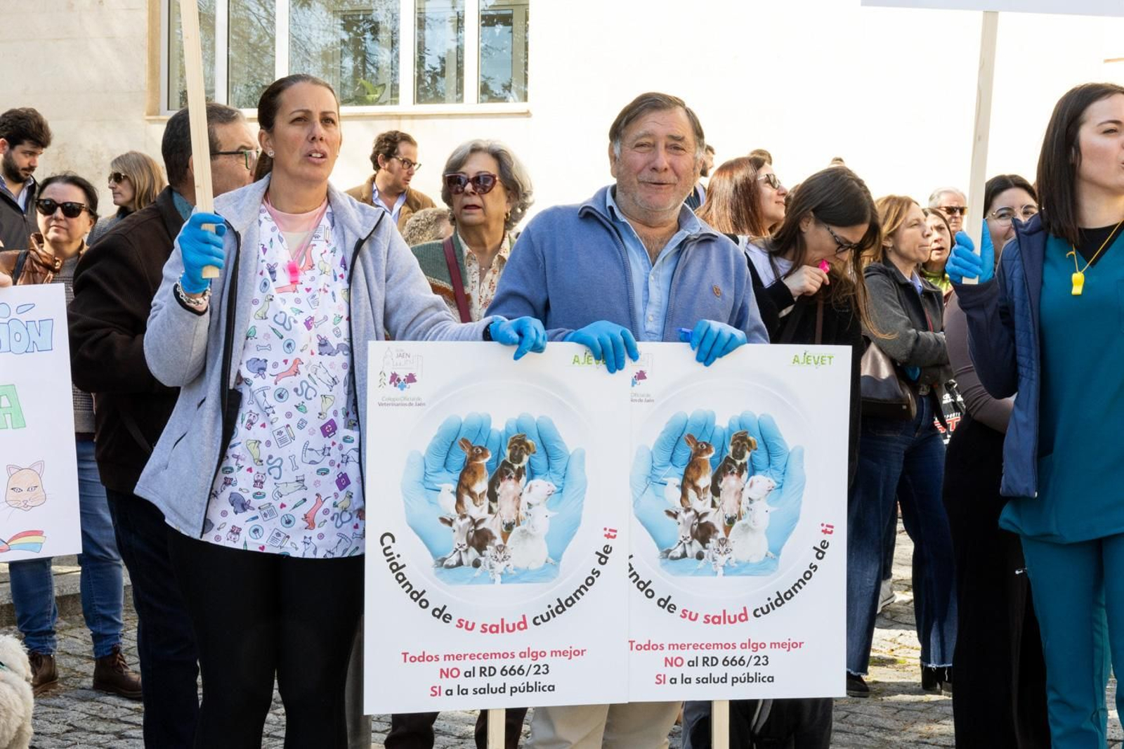 Concentración de veterinarios en protesta contra el real decreto 666/2023