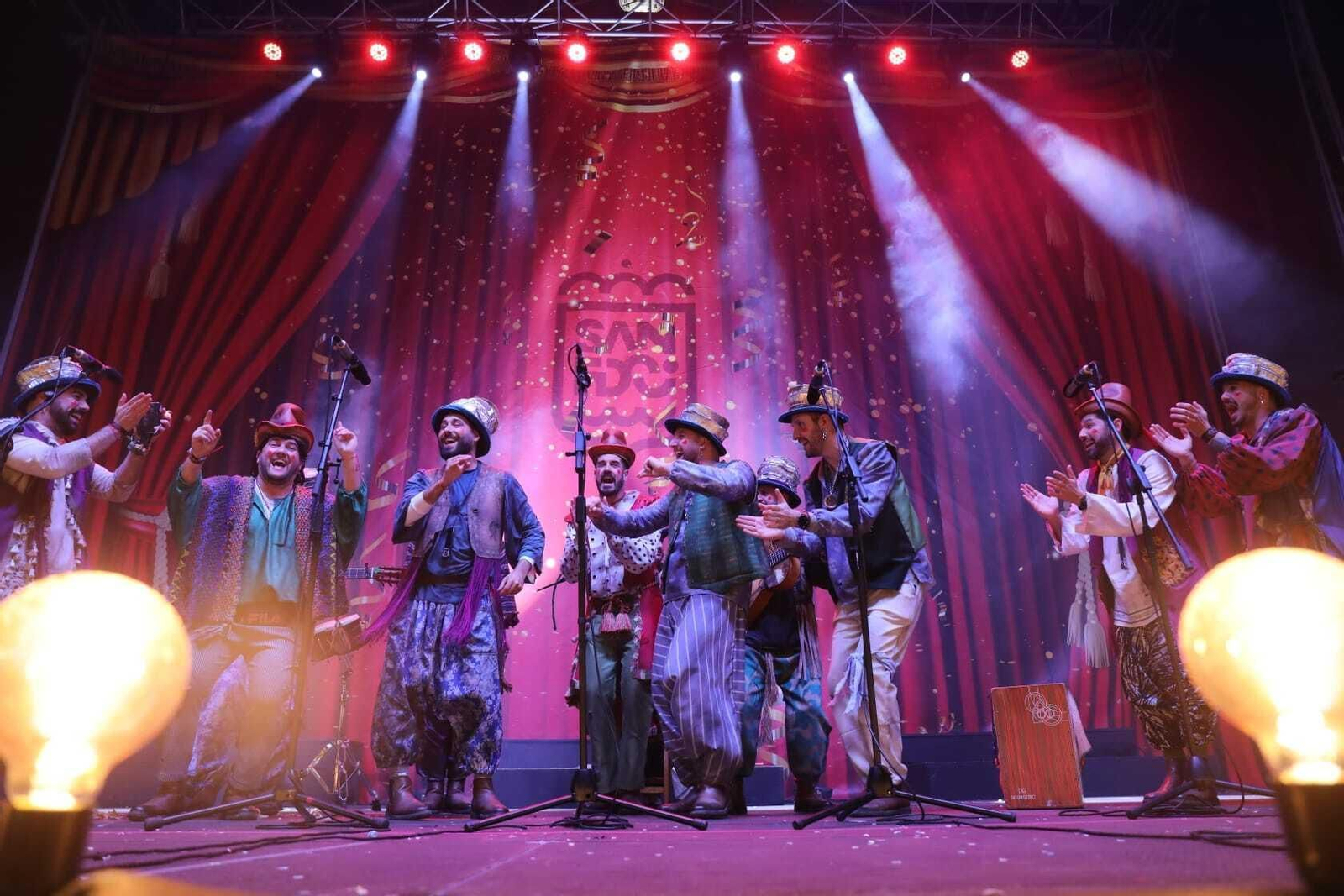 La noche de coros (y otras agrupaciones) en el Carnaval de San Fernando, en imágenes.