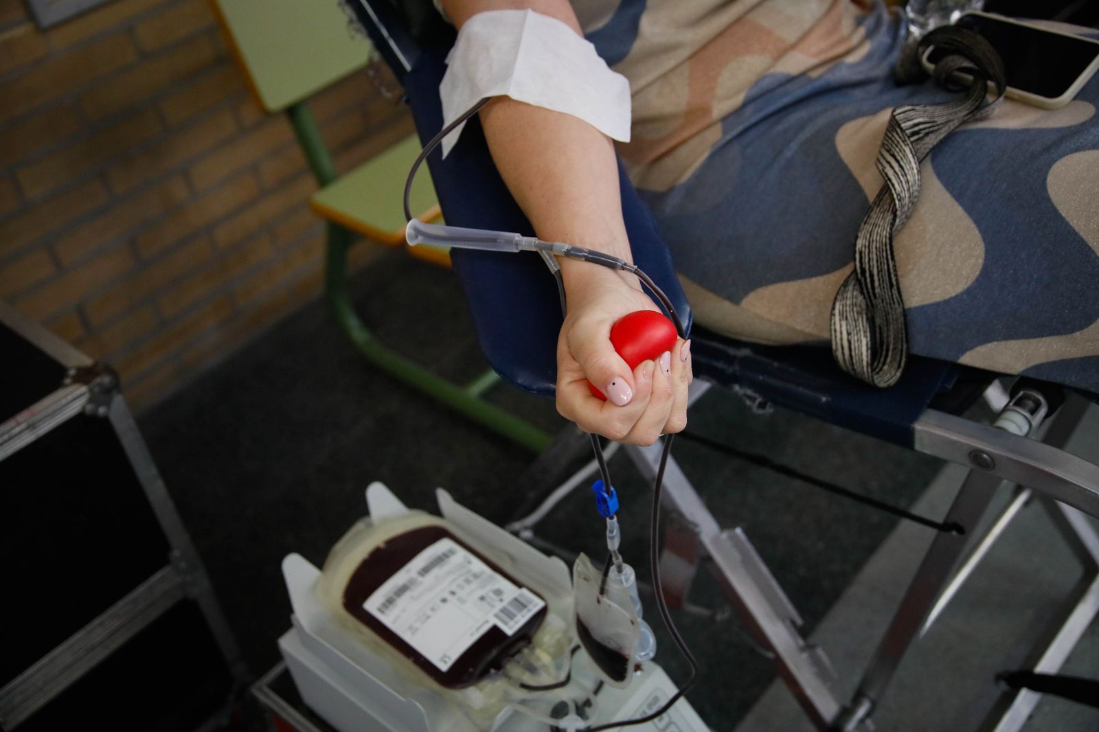 Juan de la Cruz Belmonte y Aref Laarej en la colecta de sangre de la UAL