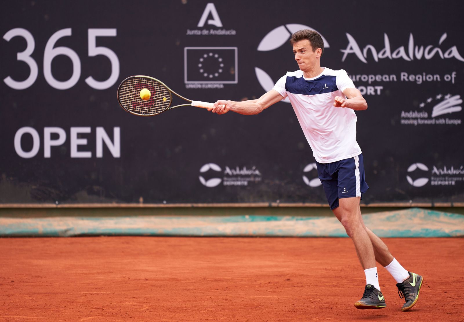 Andrey Kuznetsov golpea.