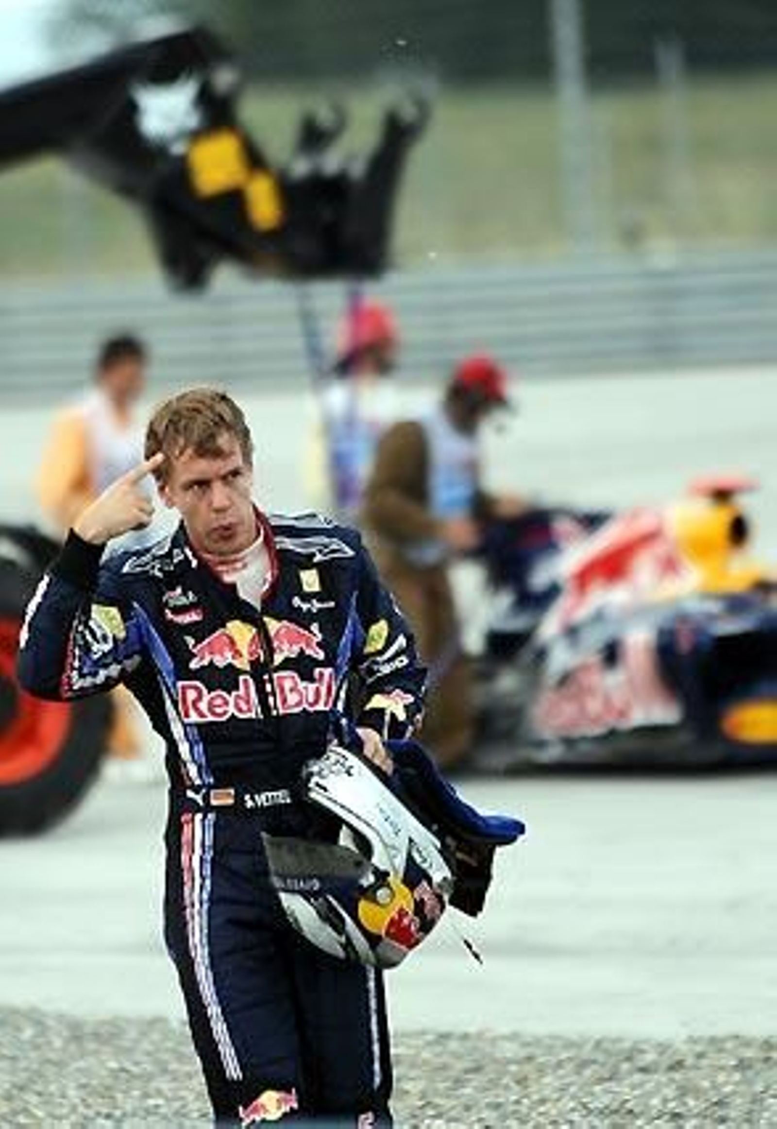 El alemán de Red Bull Sebastian Vettel abandona airado la pista, culpando a su compañero Mark Webber del incidente.

Foto: Reuters / Afp Photo / Efe