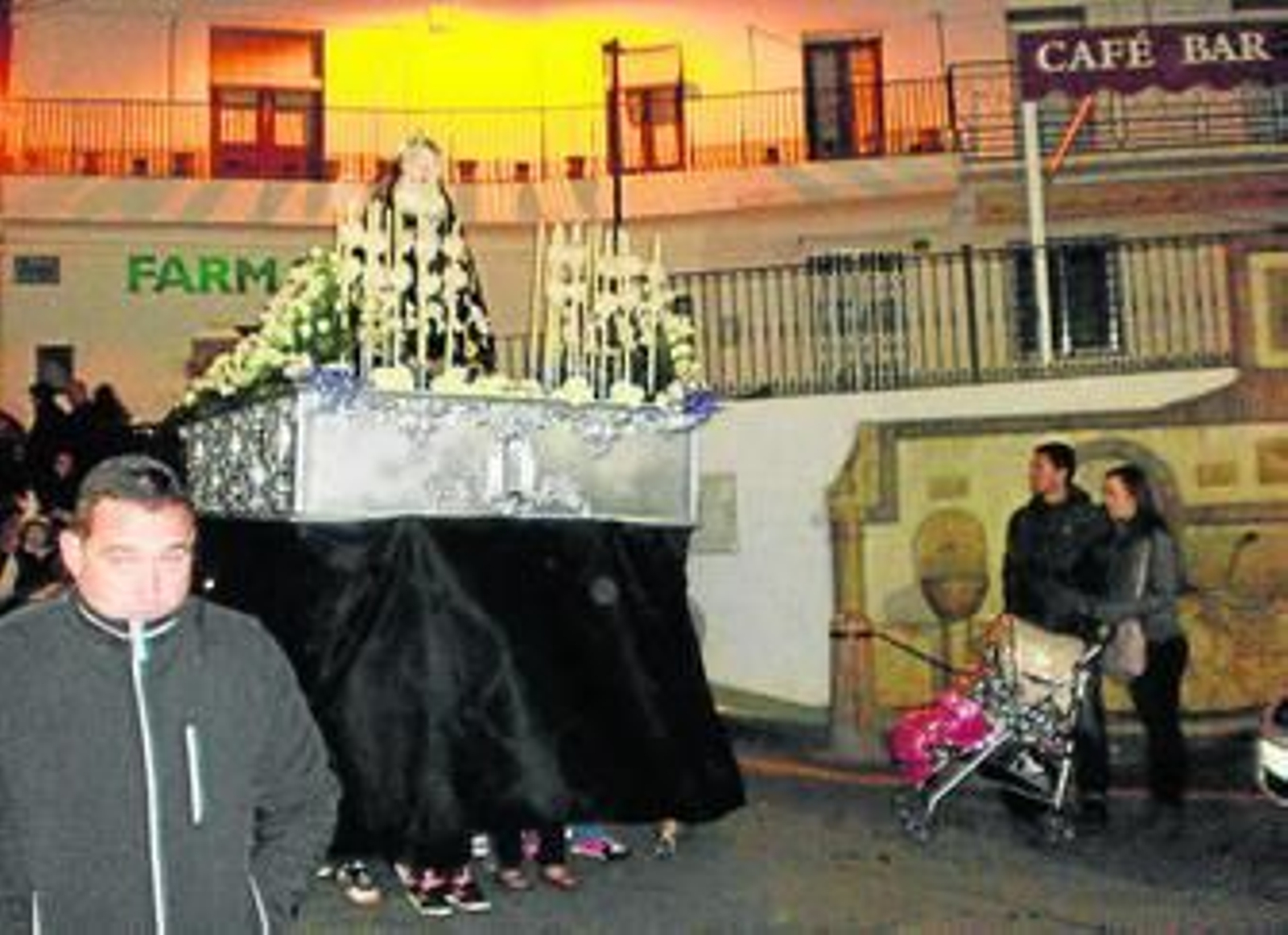 La Virgen de los Dolores en su caminar por las calles del pueblo.
