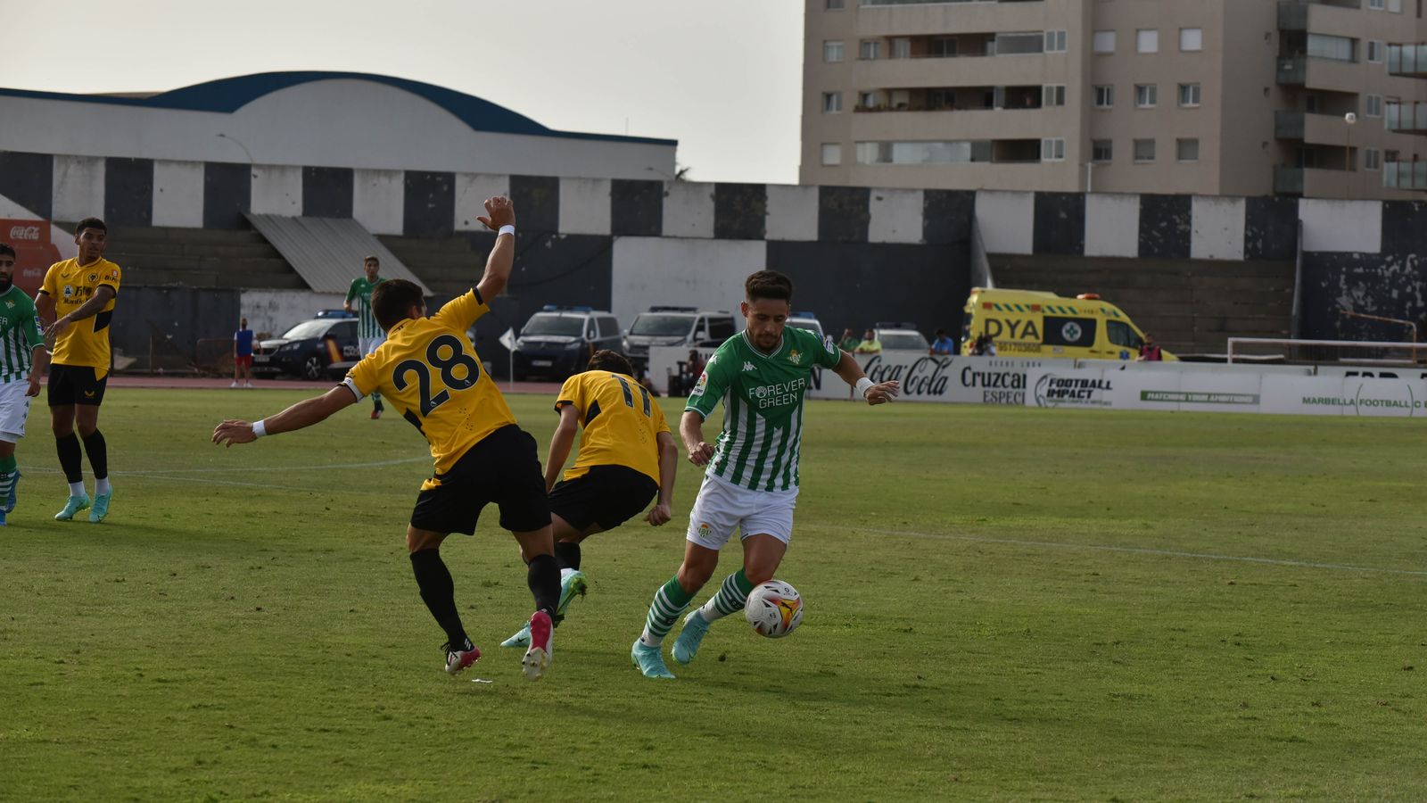 Álex Moreno intenta irse de dos rivales.