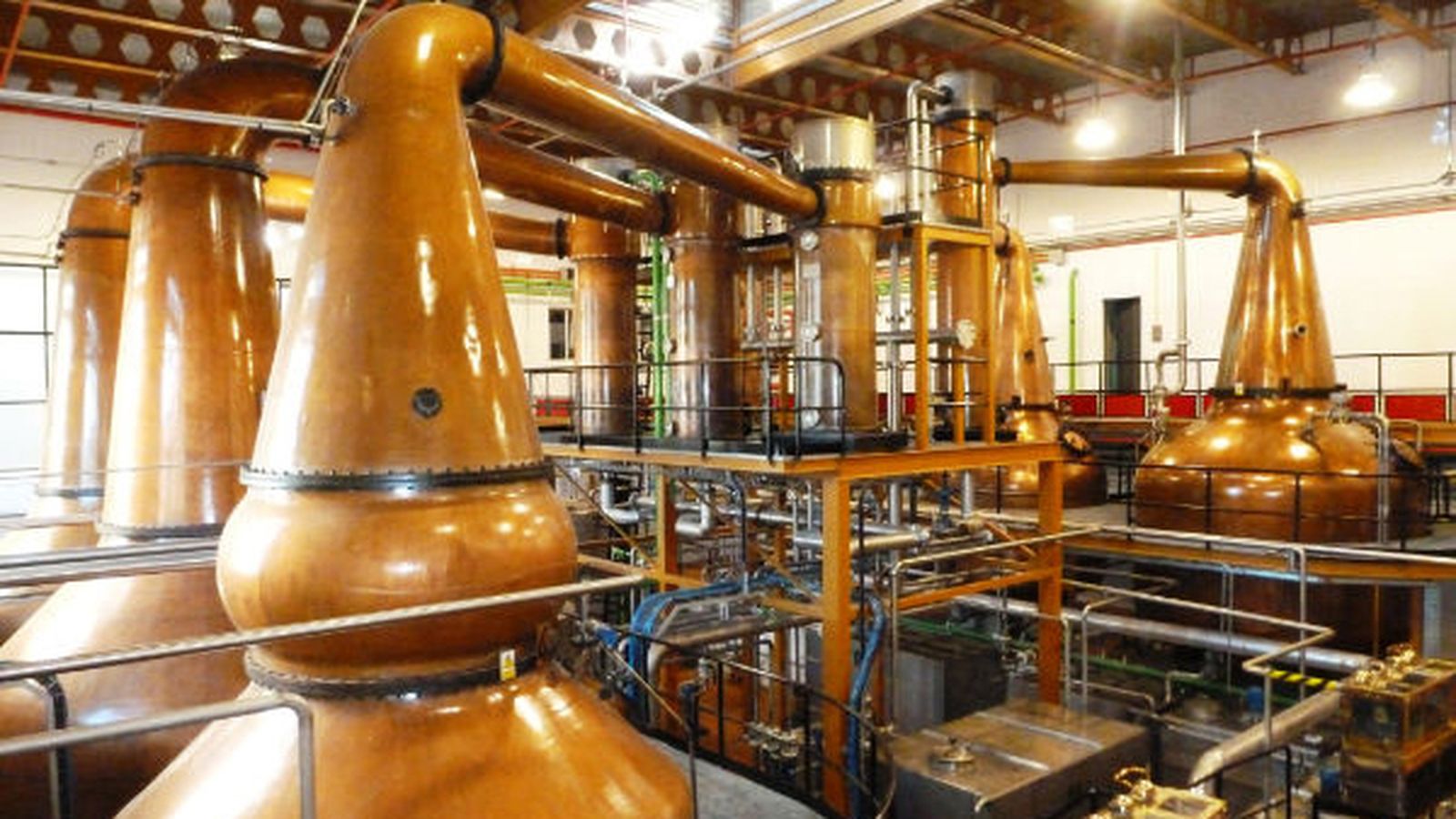 Interior de la destilería DYC