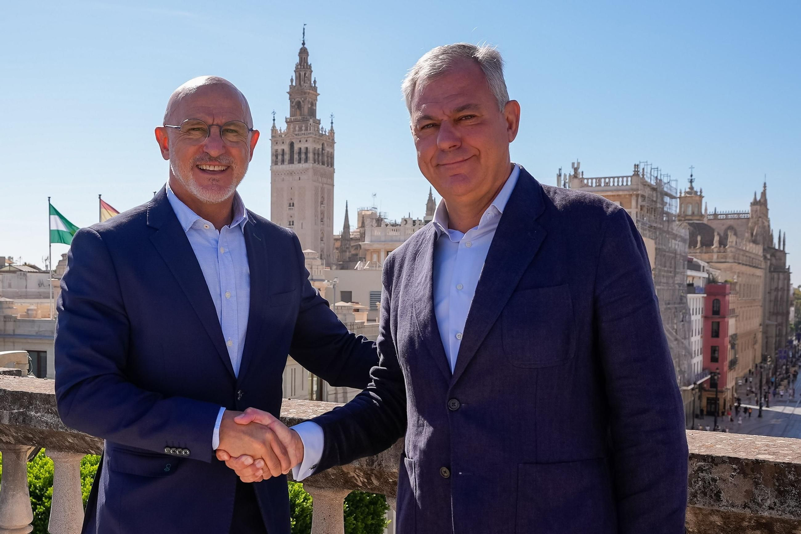 Luis de la Fuente, seleccionador nacional de fútbol, recibido por José Luis Sanz en el Ayuntamiento de Sevilla este viernes.