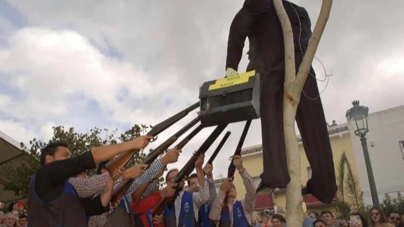 Momento en que empieza a dispararse al Judas.