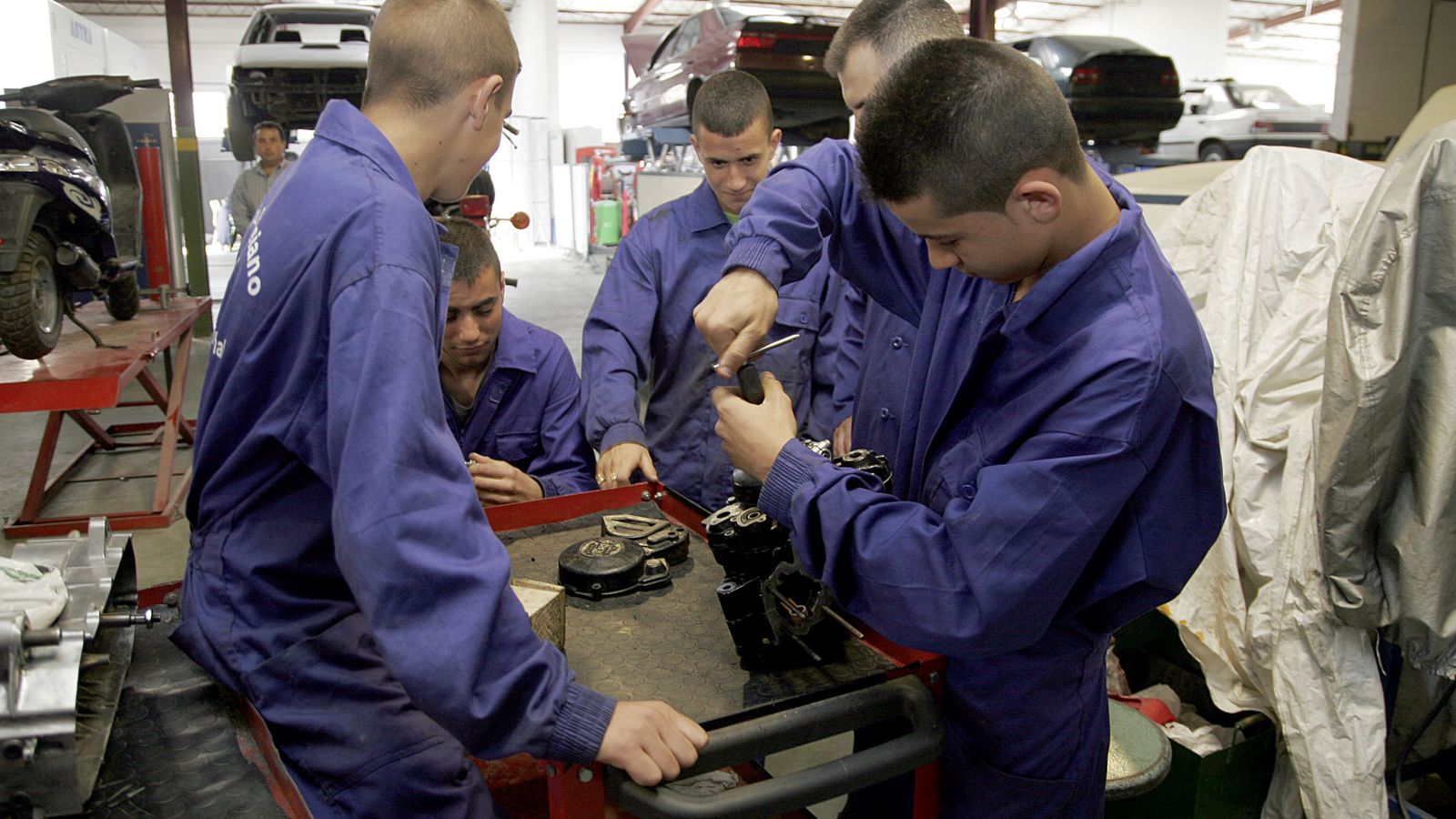 Una clase de FP en automoción y mecánica.