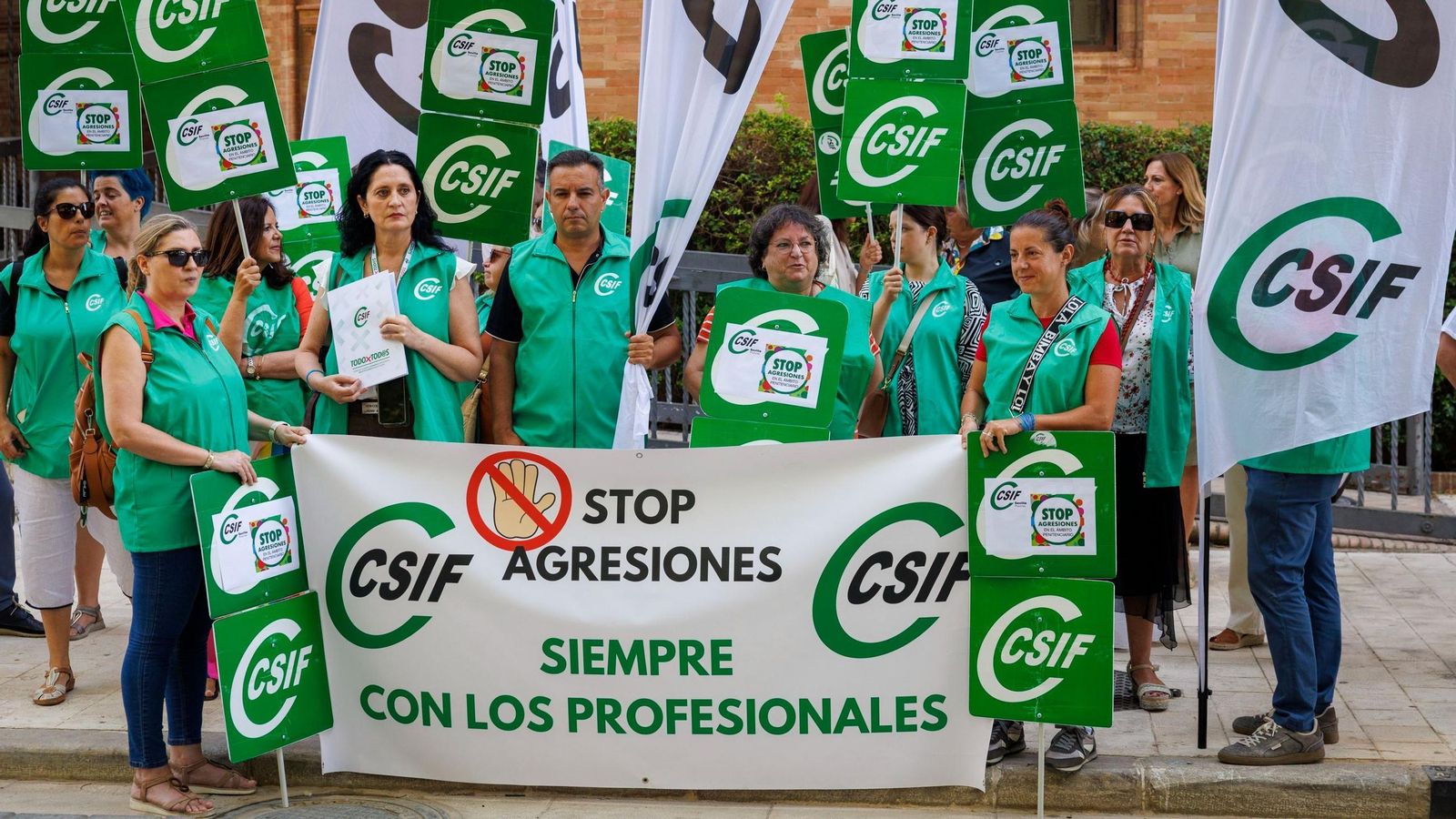 Concentración de CSIF y ACAIP en el Parque de María Luisa en protesta por las agresiones de presos.
