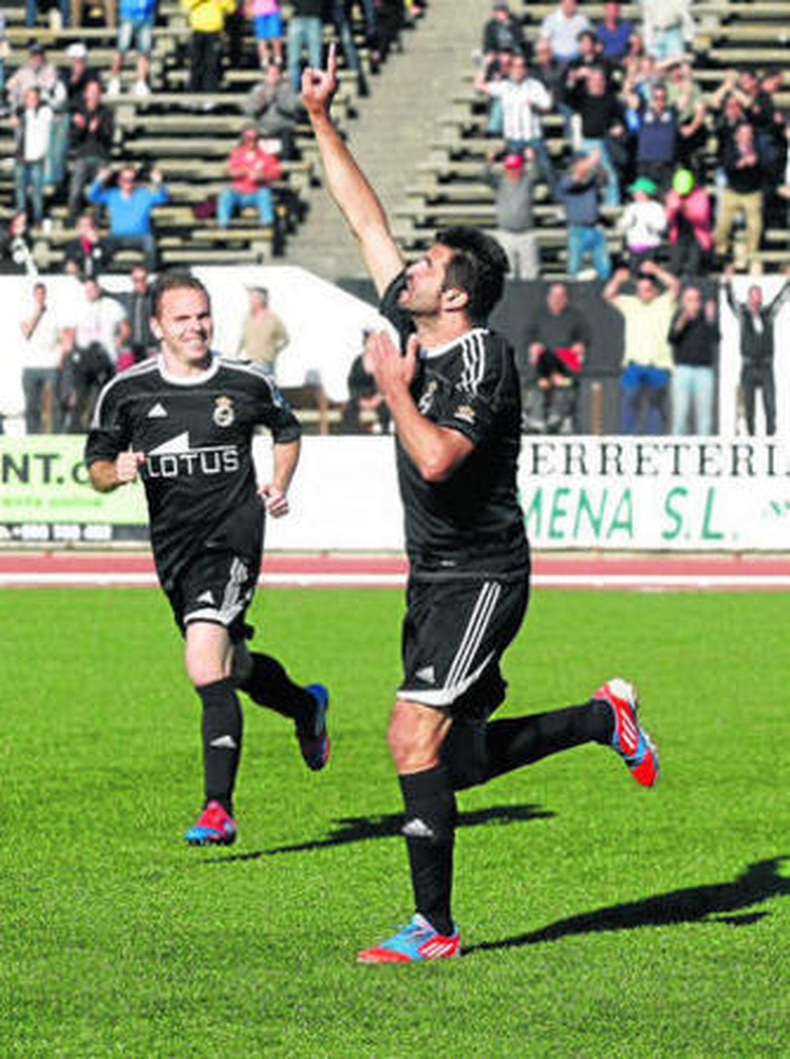 Alberto Merino dedica al desaparecido Salvador Mota su gol, el segundo de los de casa.