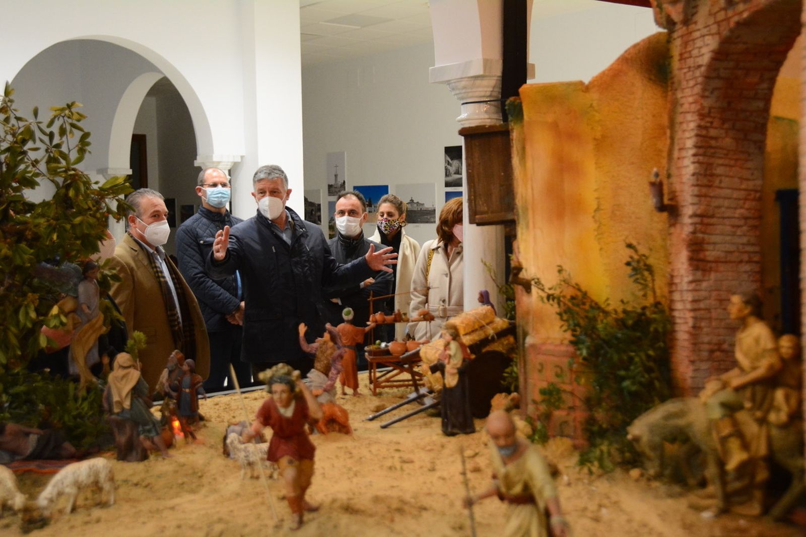 Carmelo Romero visitando uno de los Belenes de la localidad
