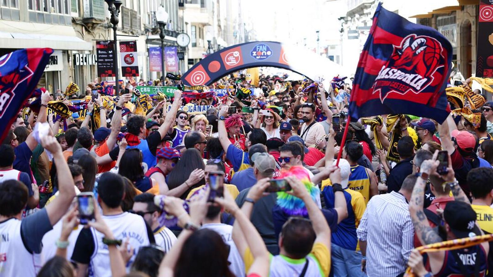 La gran fiesta de las aficiones en la Copa: Miles de personas toman las calles de Las Palmas