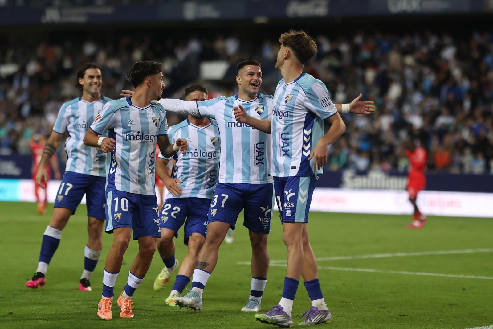 Las fotos del imponente ambiente en La Rosaleda en el Málaga - Córdoba CF