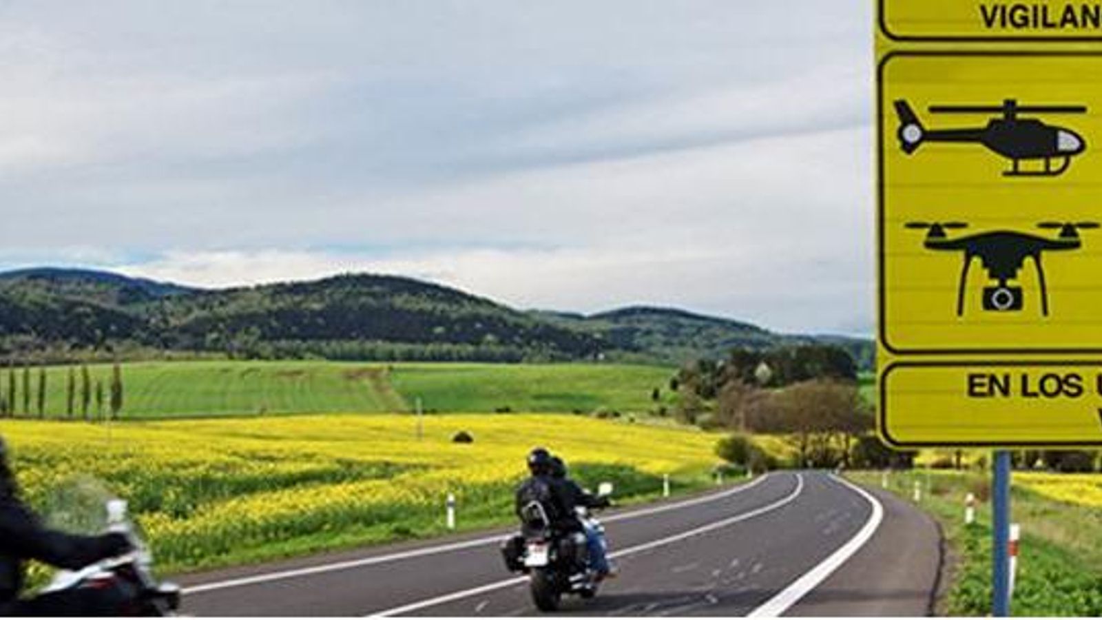 Una señal en una carretera