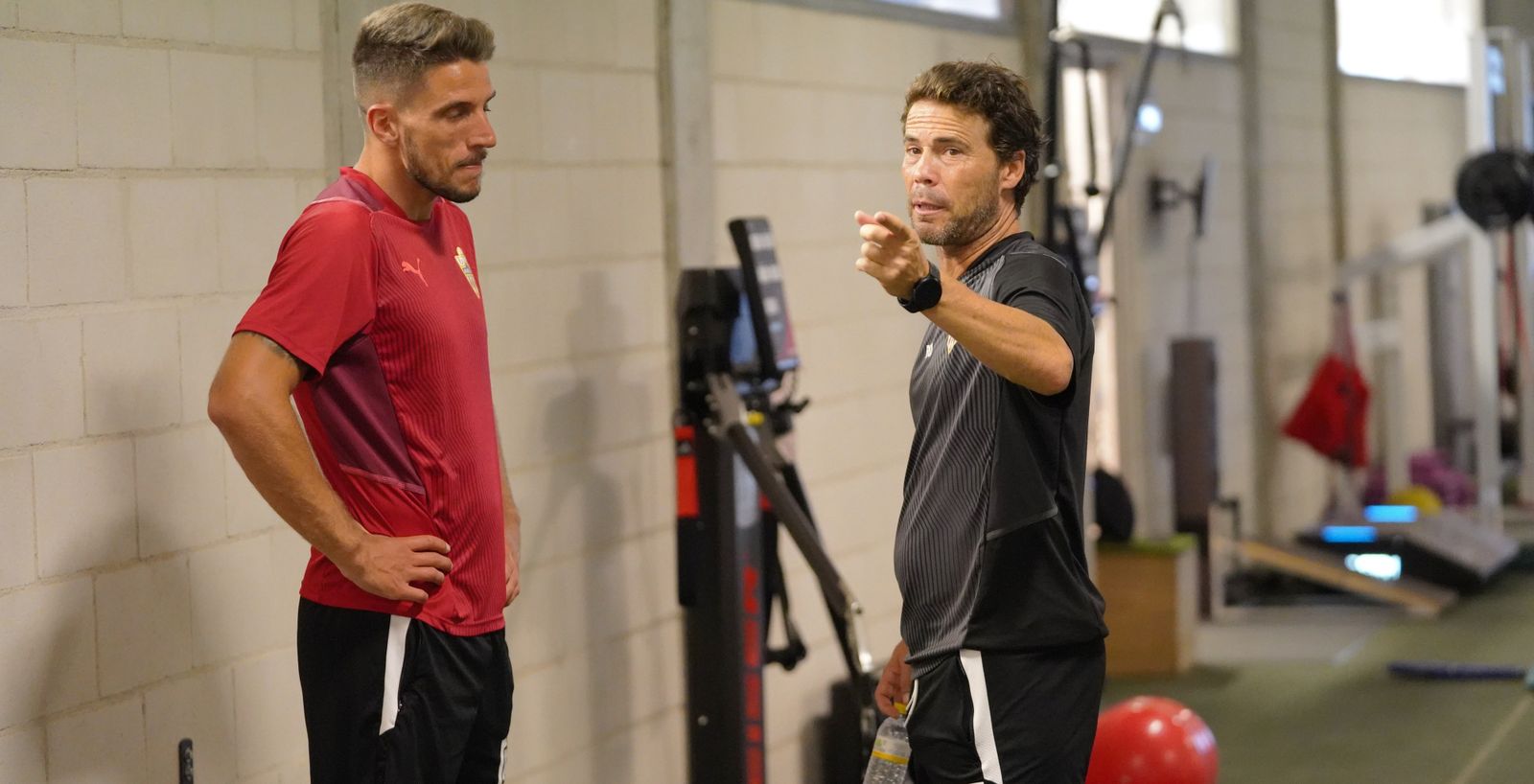 Carriço escucha las palabras de Rubi.