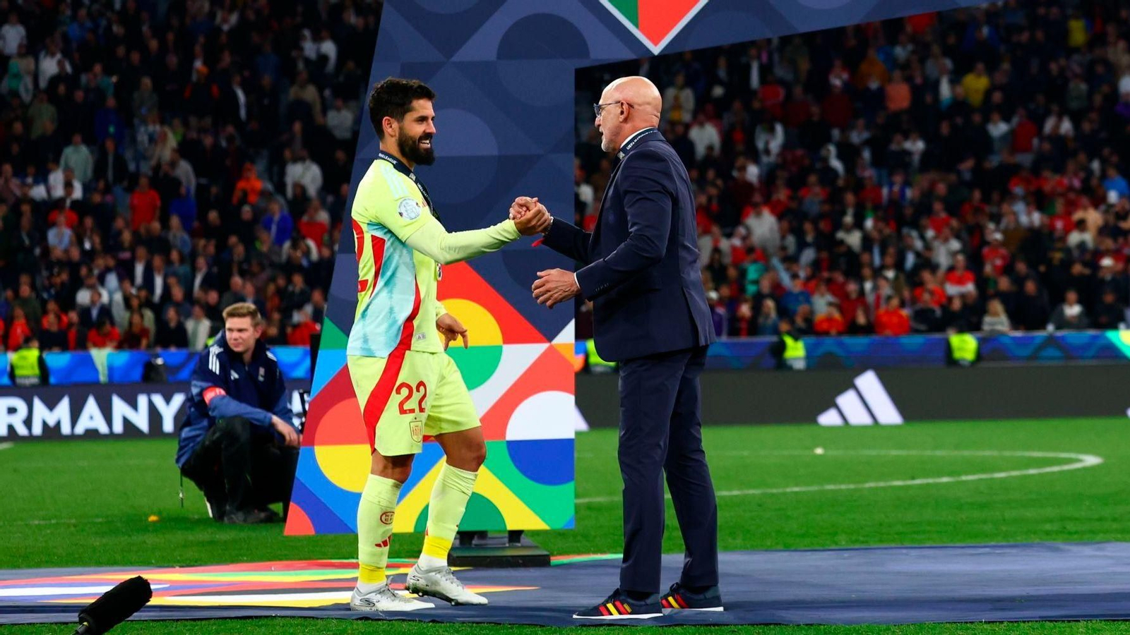 Isco y Luis de la Fuente se saludan tras la final de la Liga de Naciones entre España y Portugal.