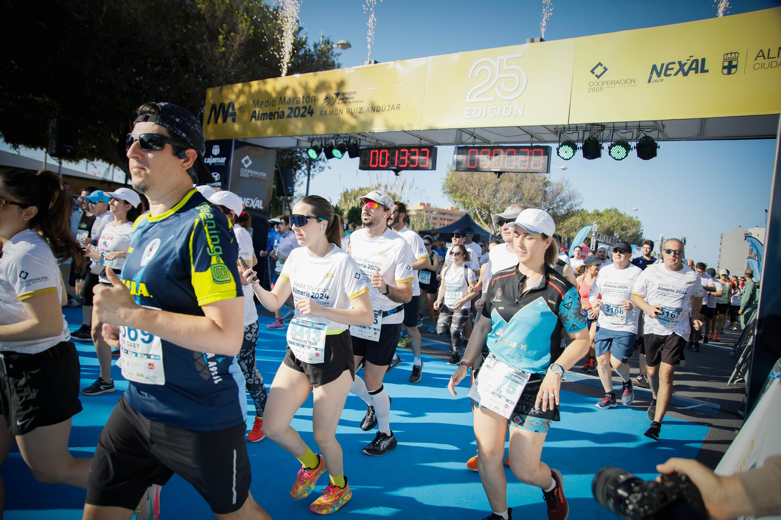 Imágenes de la salida de la Media maratón Ciudad de Almería
