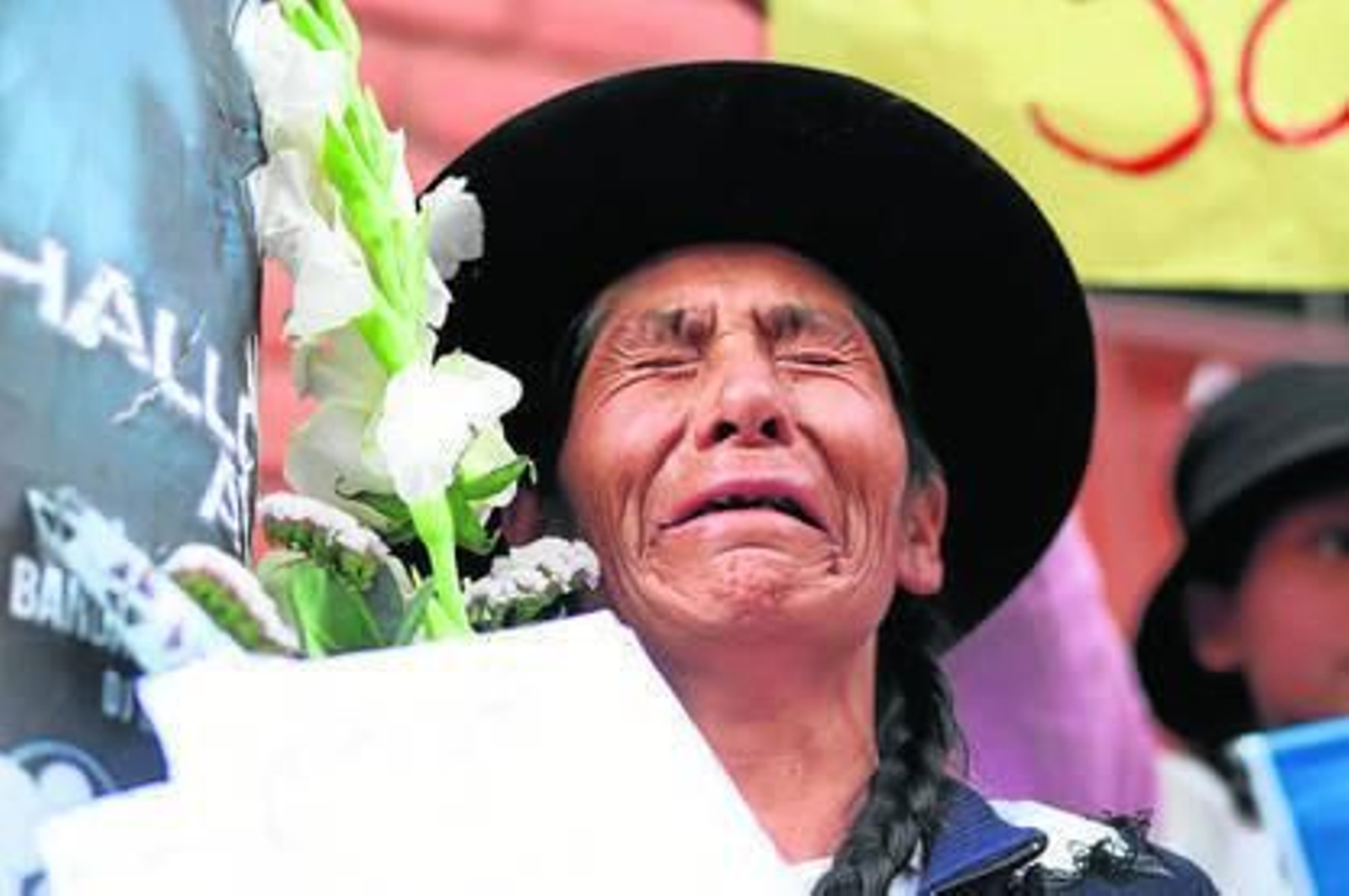 Una familiar de uno de los manifestantes asesinados llora hoy durante su funeral en Ayacucho.