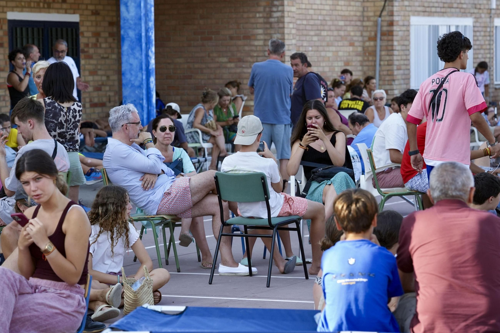 Vecinos y turistas desplazados a Zahara tras el incendio