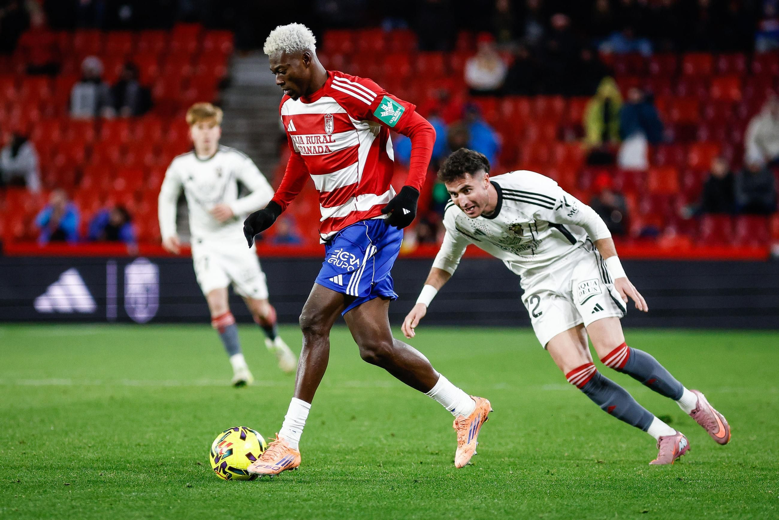 Oscar, en una acción del partido del Granada ante el Albacete