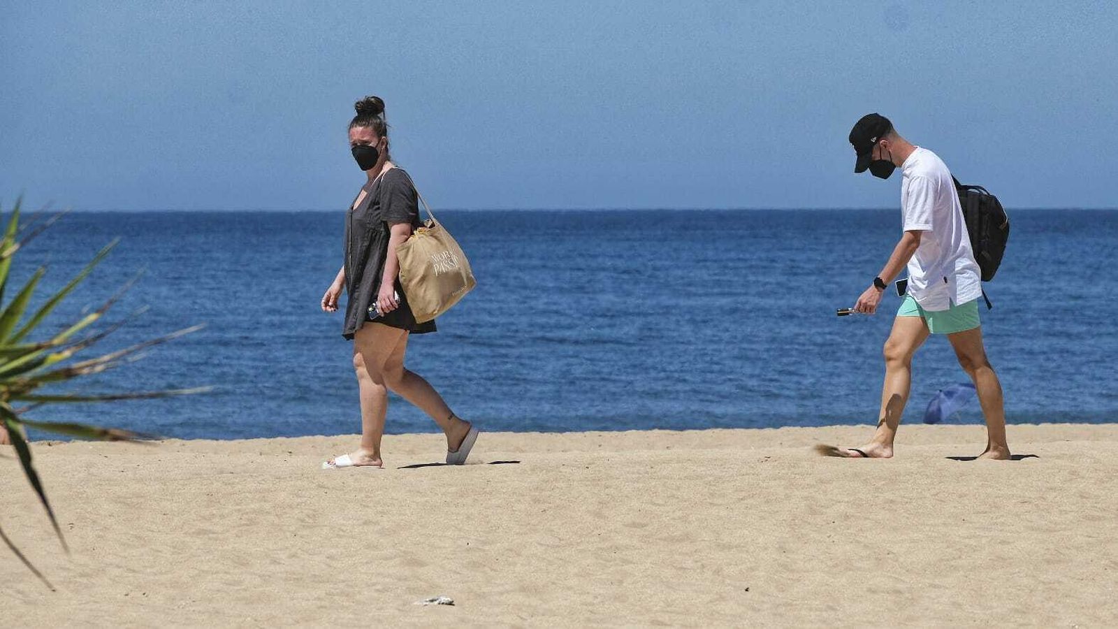 Paseantes por la playa de Cádiz.
