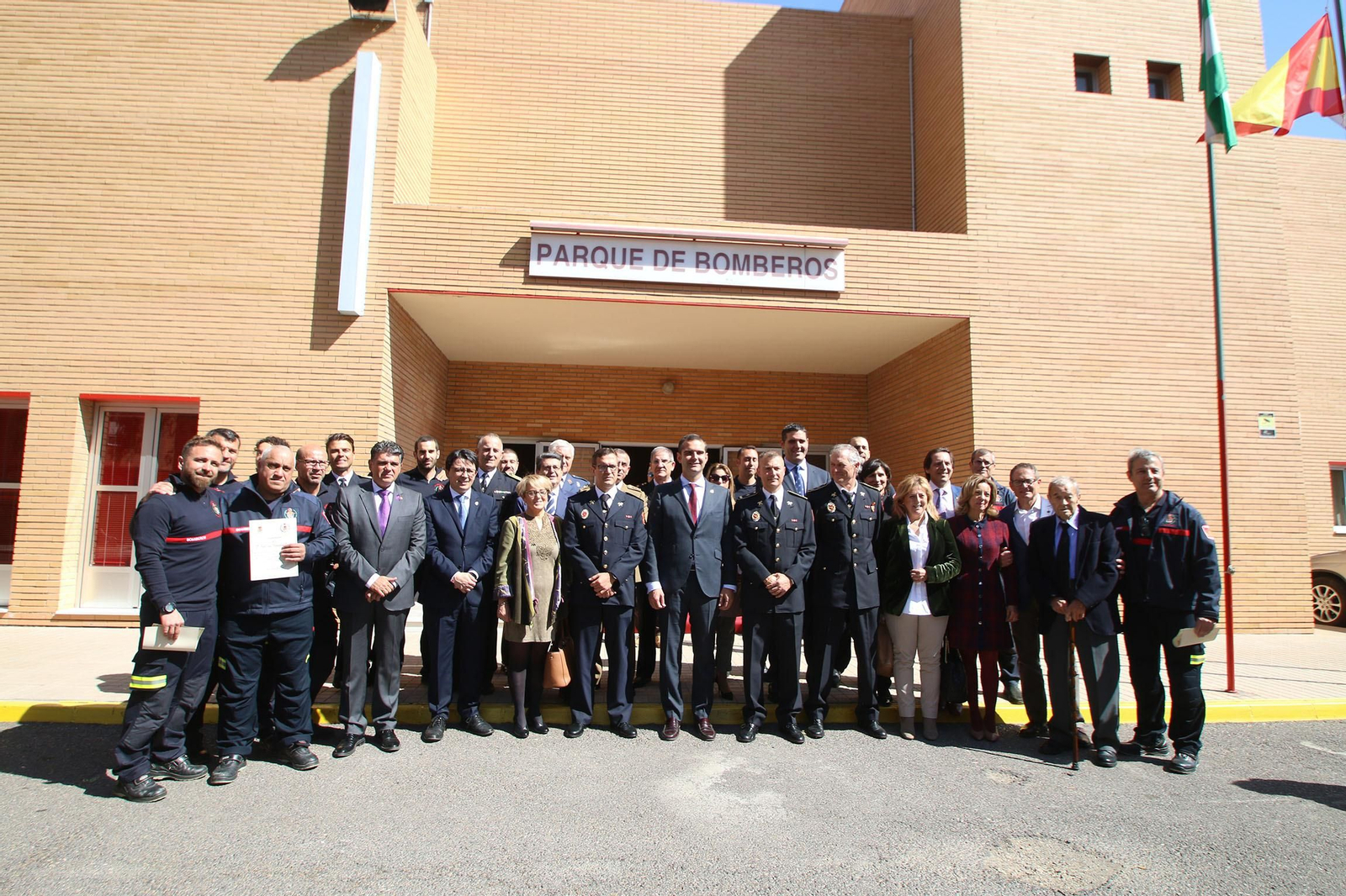 Foto de familia de los bomberos con el alcalde y concejales