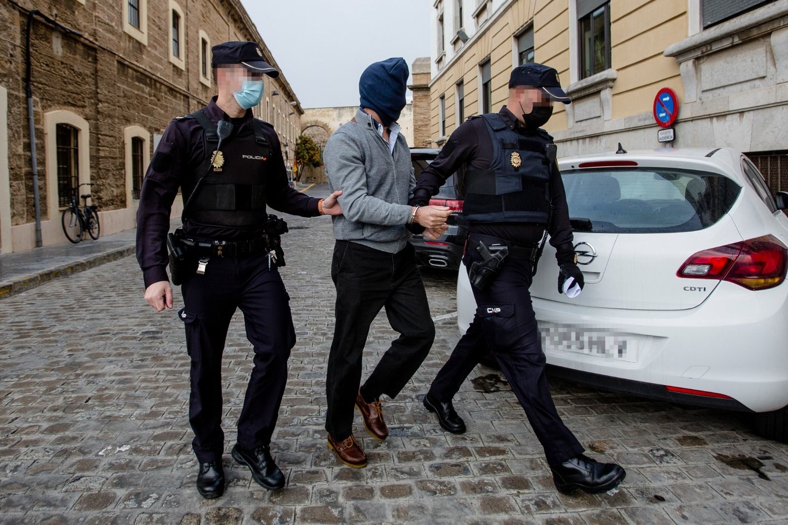 El acusado del crimen de Paterna, escoltado por la Policía Nacional.