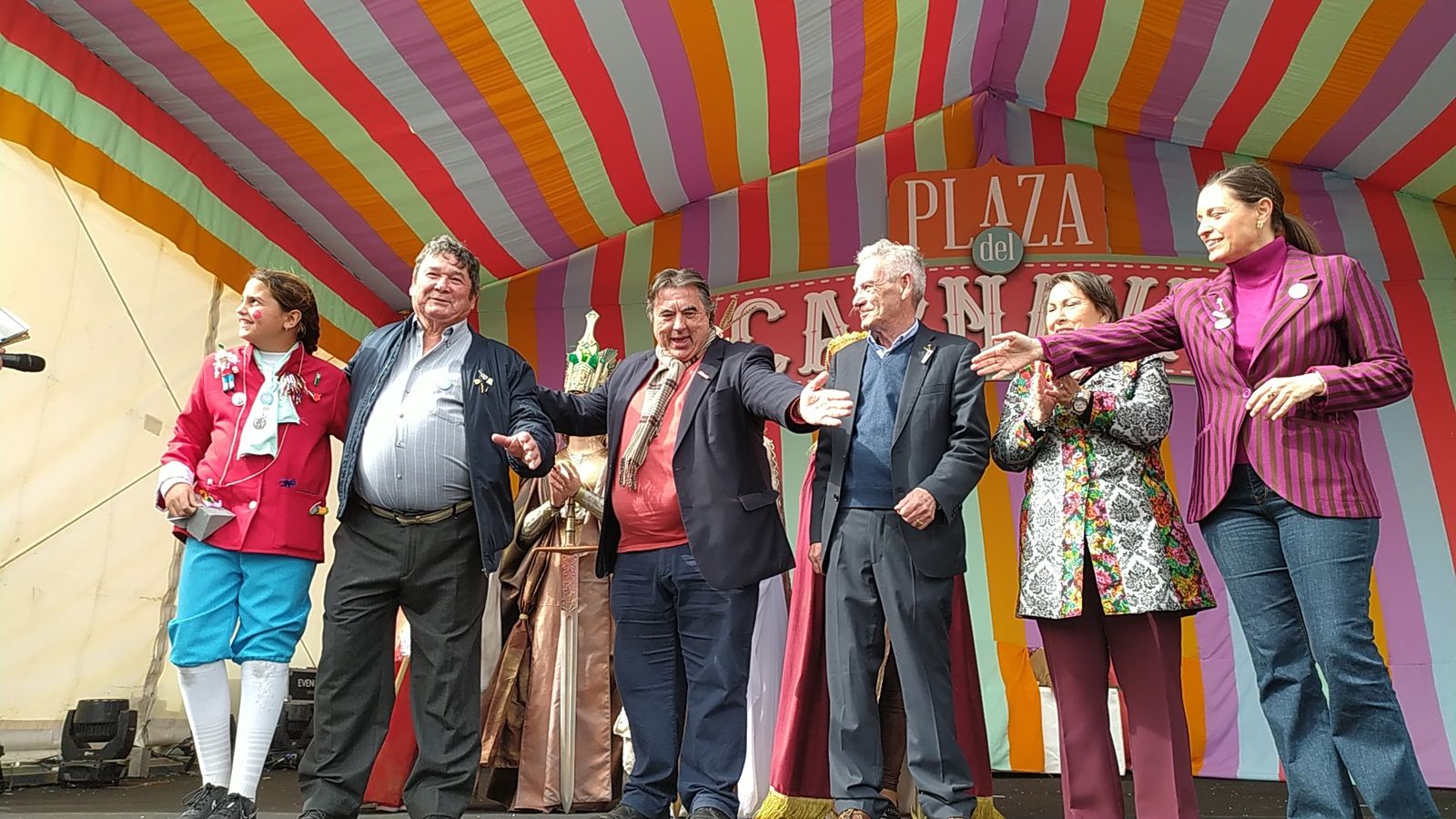 Las imágenes de la entrega del premio Pepe Requeté del Carnaval de San Fernando a Paco Lara