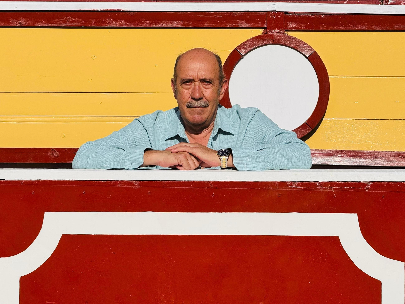 El concejal Carmelo Navarro, en uno de los burladeros de la Plaza de Toros.