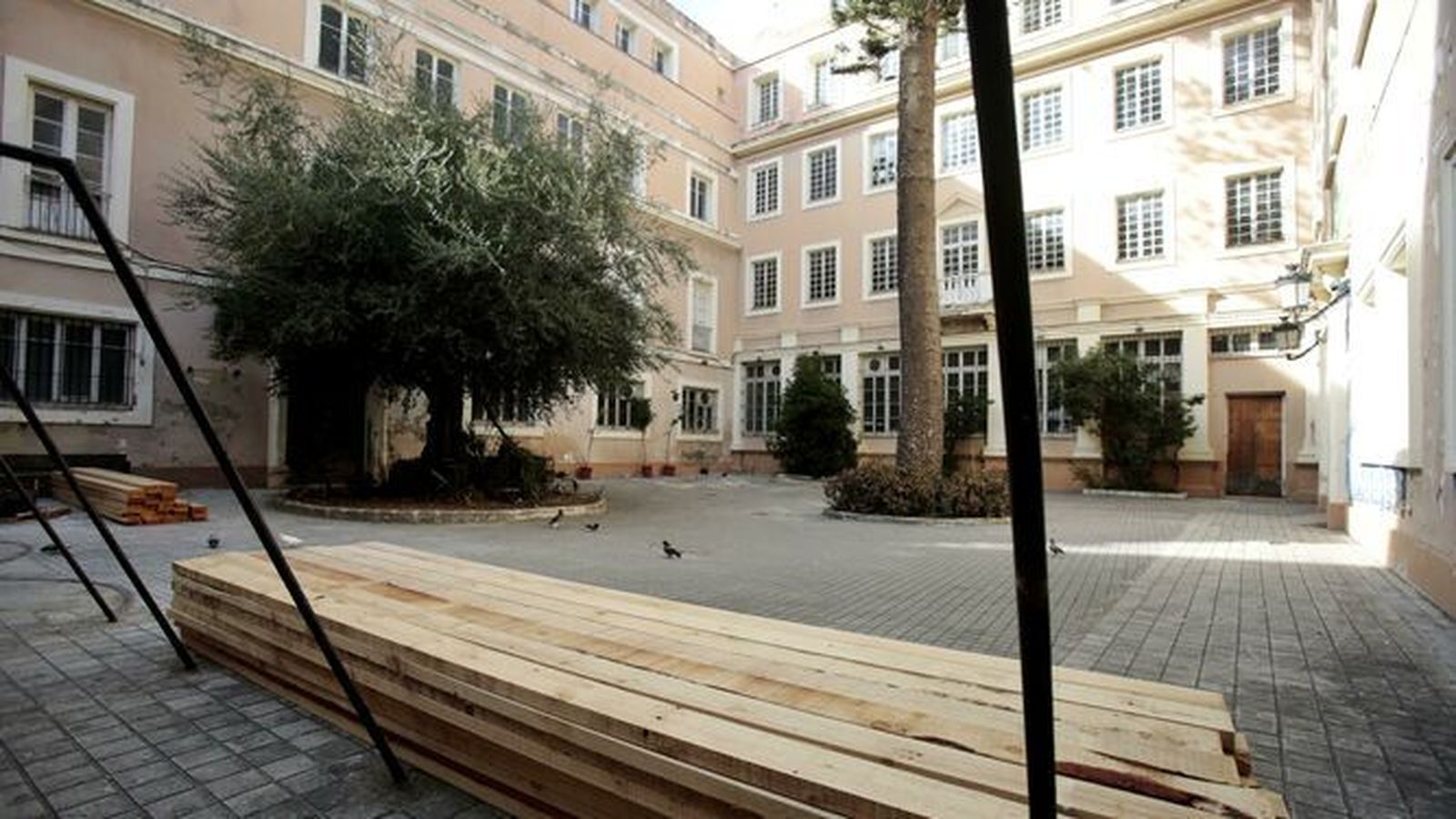 Tablones para el apuntalamiento del edificio en el año 2019.