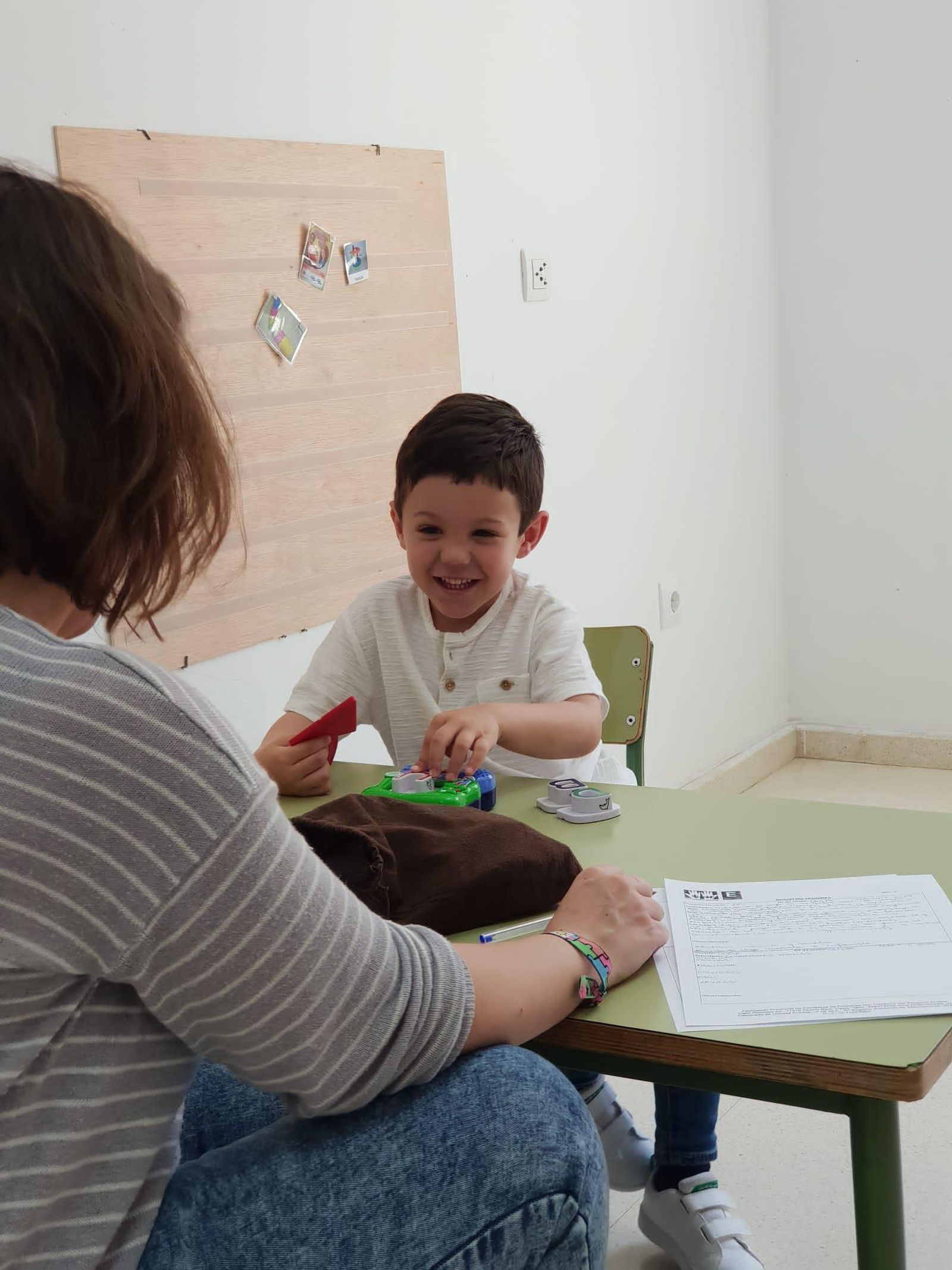 Hugo Ariza participando en una sesión del Servicio de Atención Temprana de Autismo Cádiz.