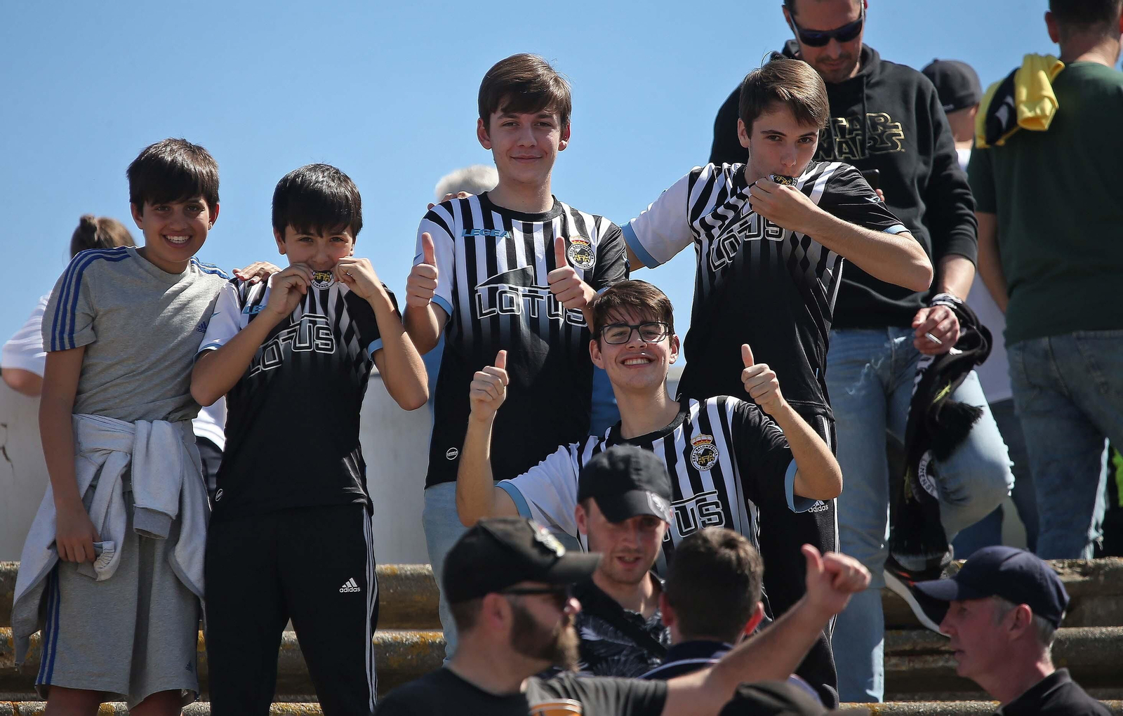 Fotos de la afición durante el Balona - Badajoz en el estadio municipal de La Línea