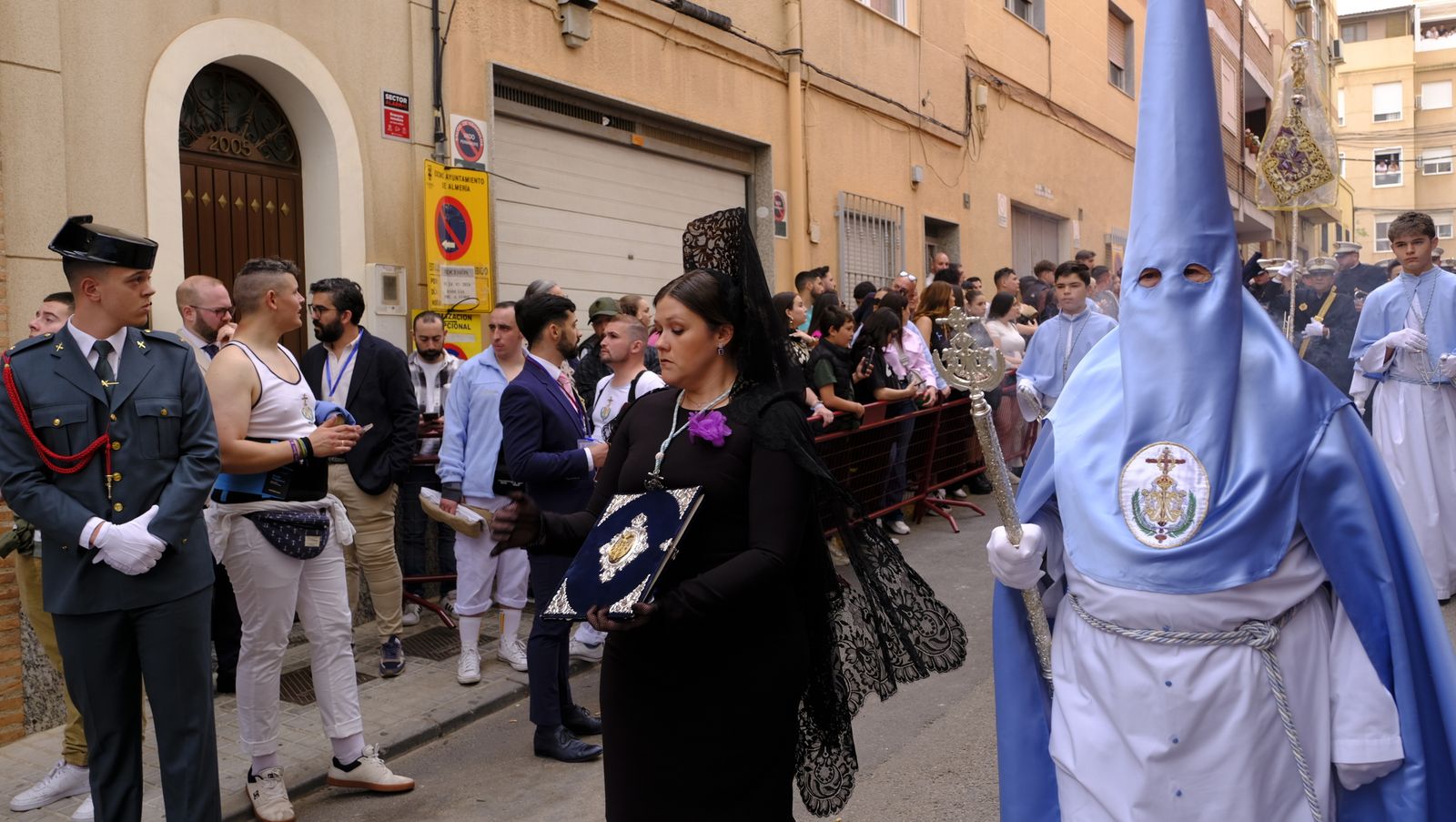 La Procesión de Los Ángeles de sobrepuso a la lluvia, en imágenes
