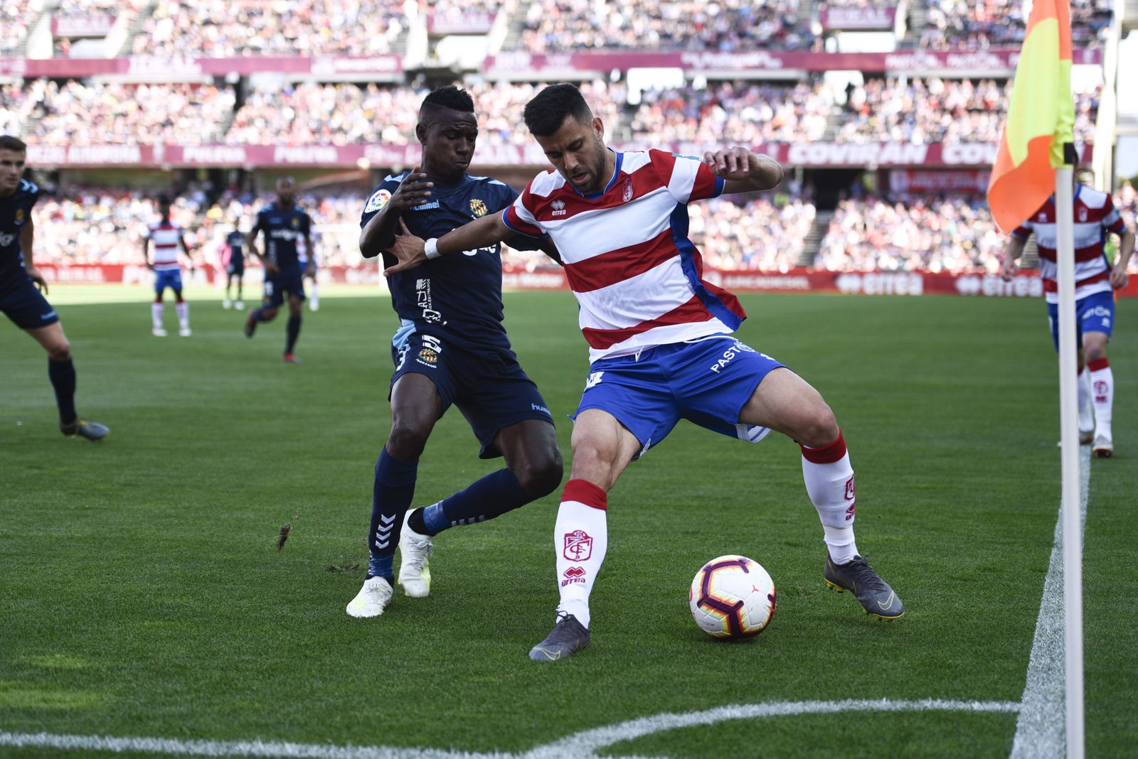 Fede Vico pugna en el córner con un jugador del Nástic.